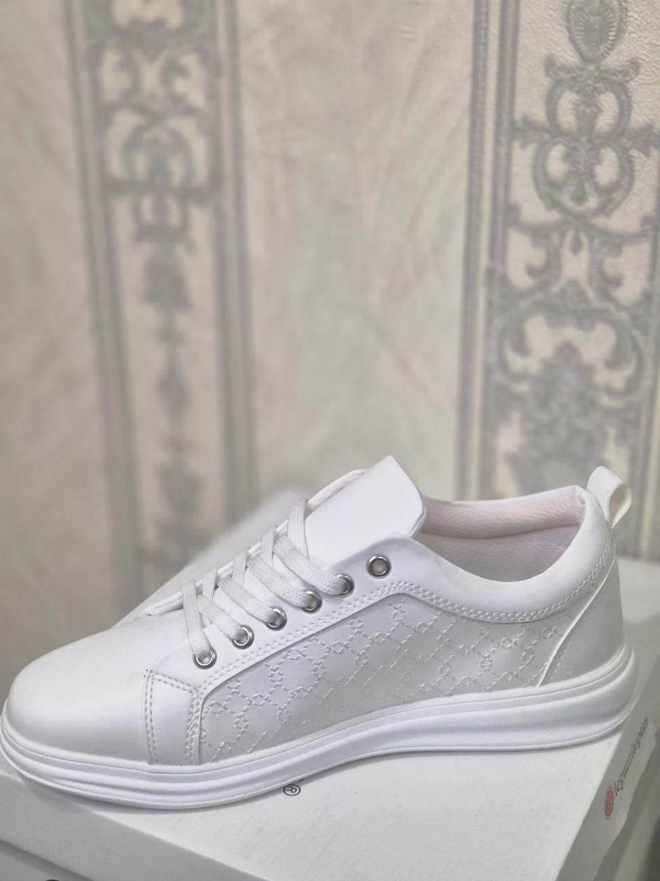 Beyaz Basic Sneaker