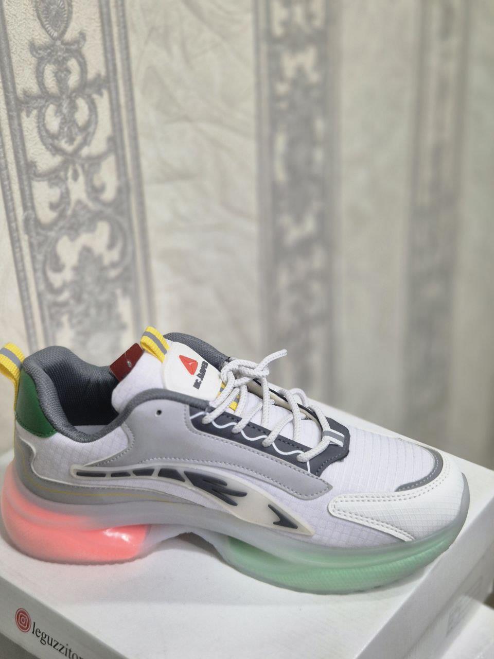 Şeffaf Taban Modern Sneaker