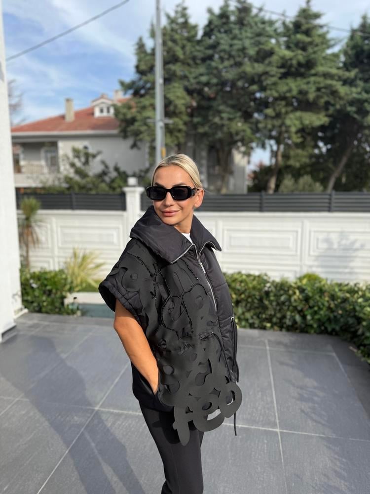 3D Kesimli Fermuarlı Taş Detaylı Siyah Kadın Geniş Yaka Ceket Mont