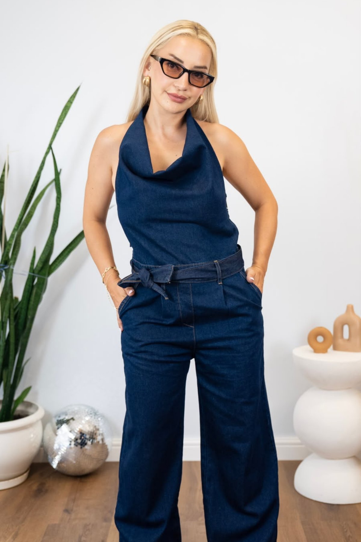 Denim Halter Yaka Kemerli Bol Paça Kadın Tulum - Lacivert