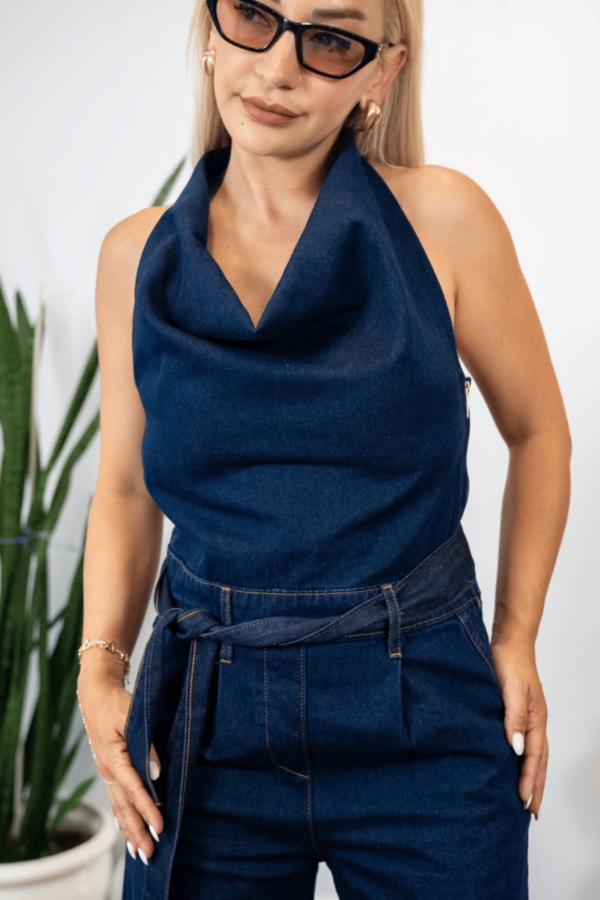 Denim Halter Yaka Kemerli Bol Paça Kadın Tulum - Lacivert