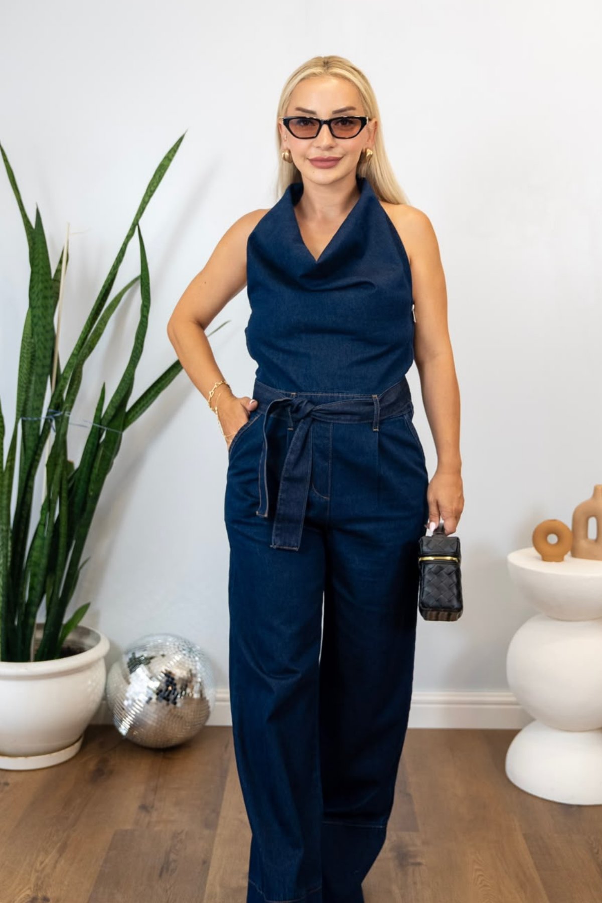 Denim Halter Yaka Kemerli Bol Paça Kadın Tulum - Lacivert