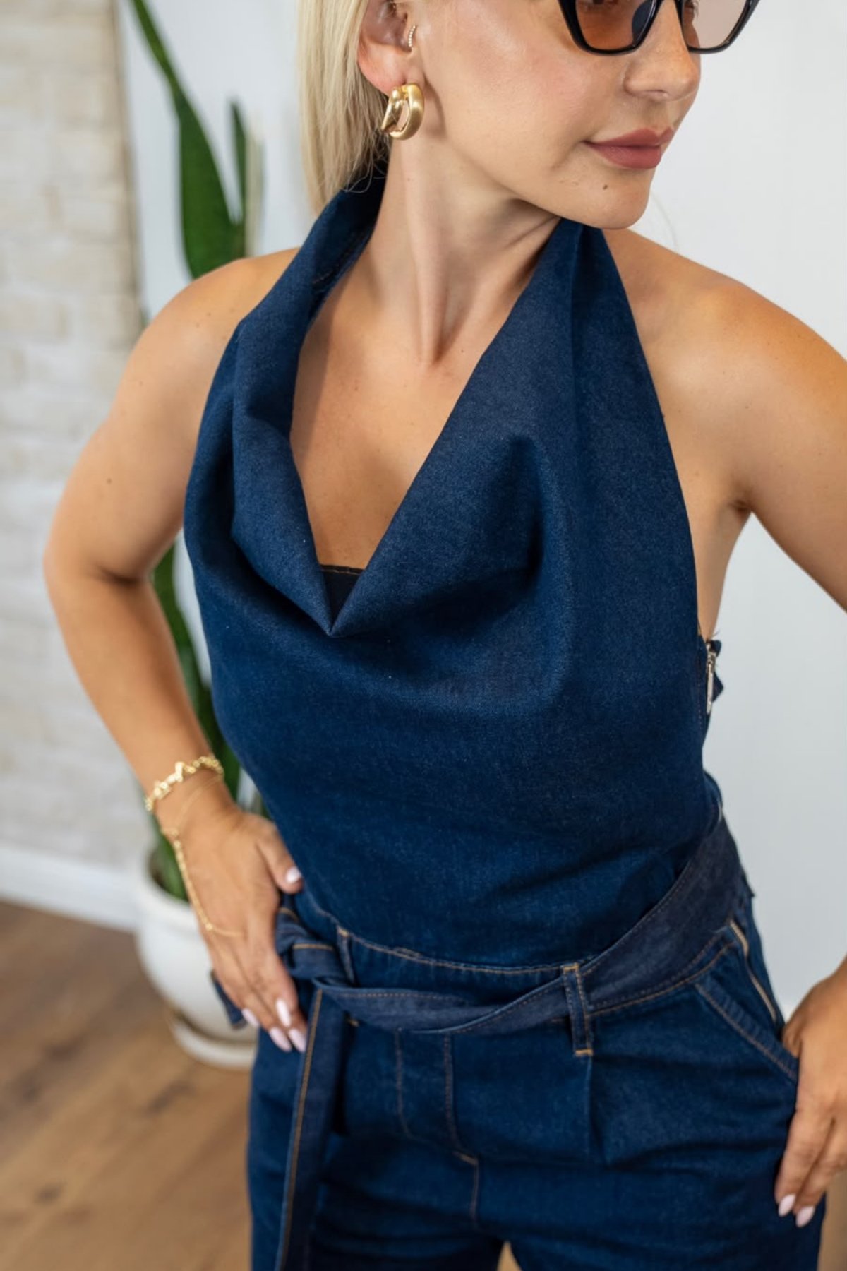 Denim Halter Yaka Kemerli Bol Paça Kadın Tulum - Lacivert