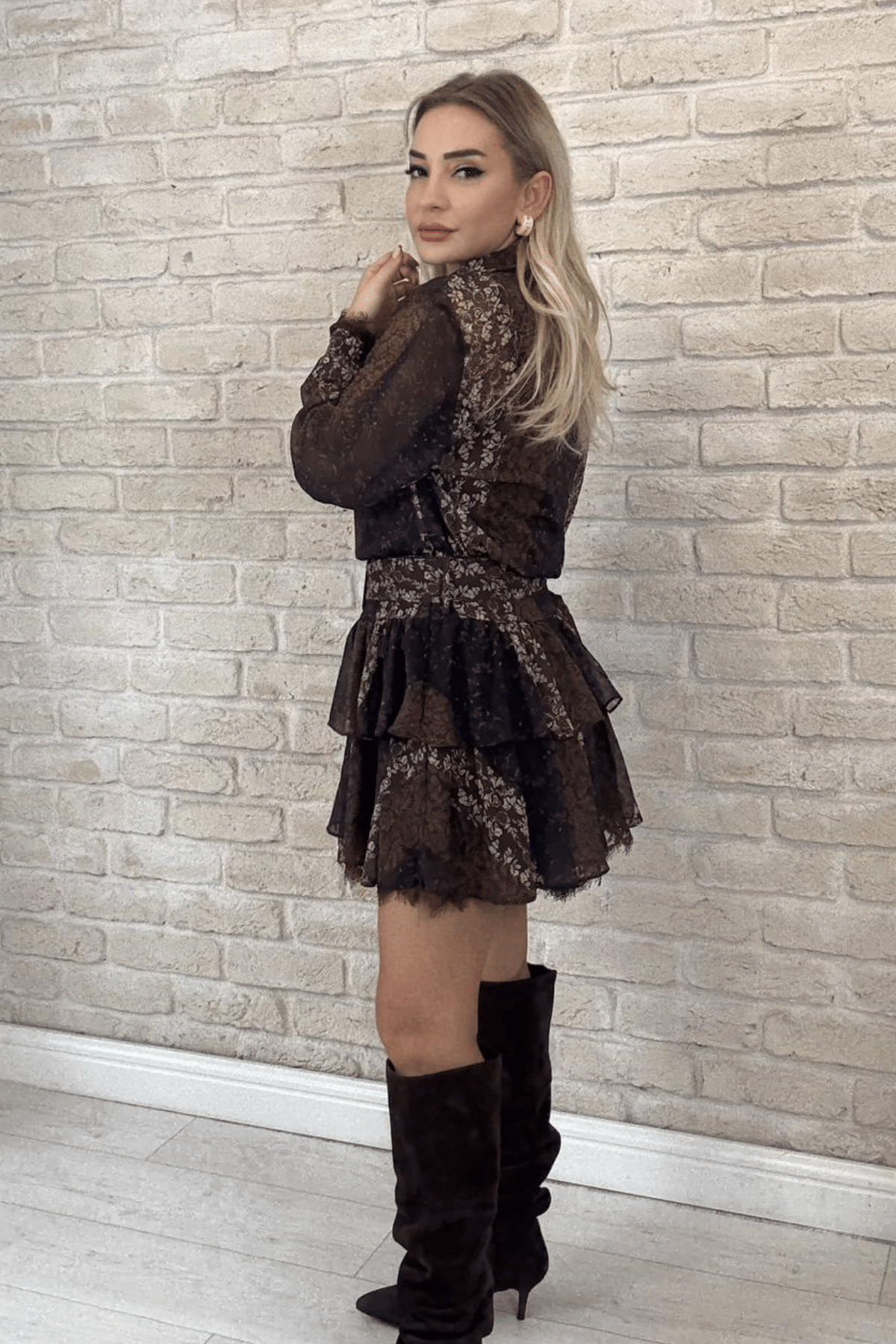 Kahverengi Motifli Fırfır Etekli Kadın Mini Elbise