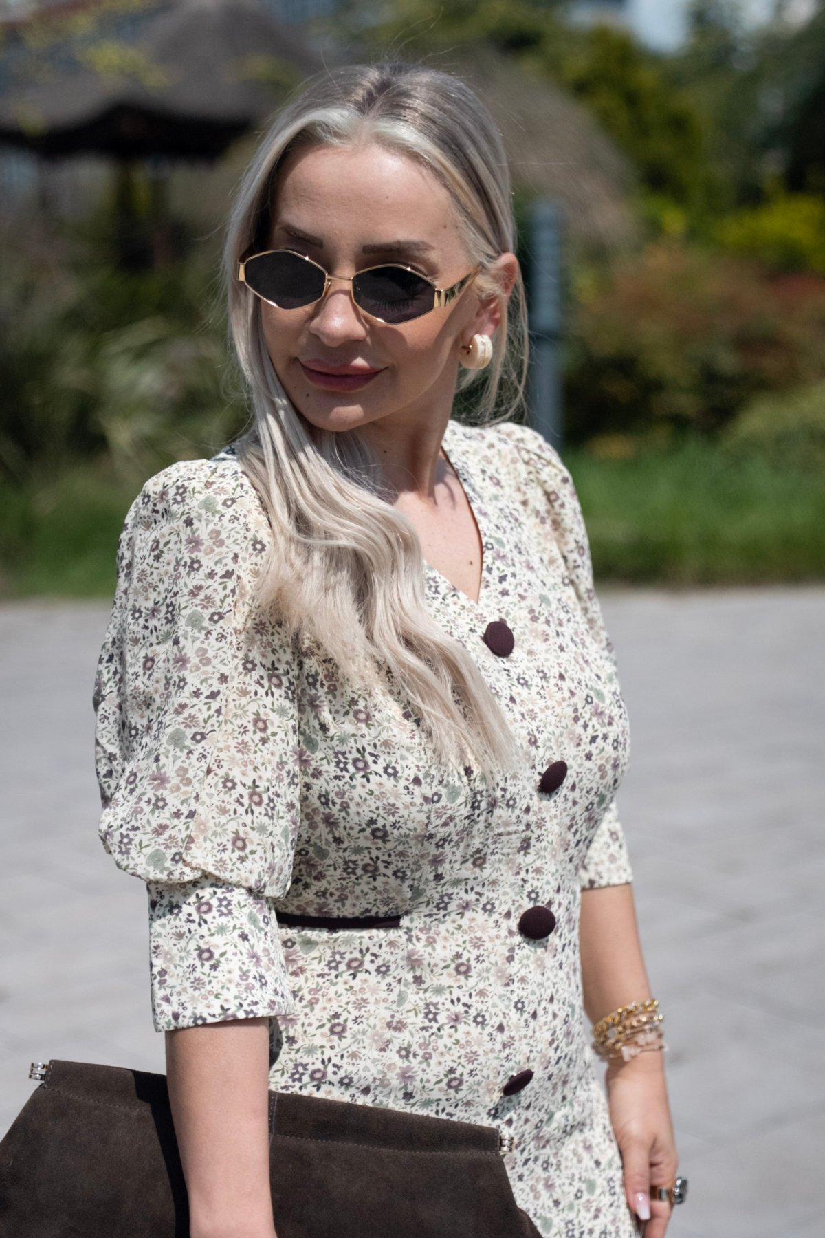 Sarı Çiçek Desenli Kahve Düğme Detaylı Volanlı Maxi Boy Elbise