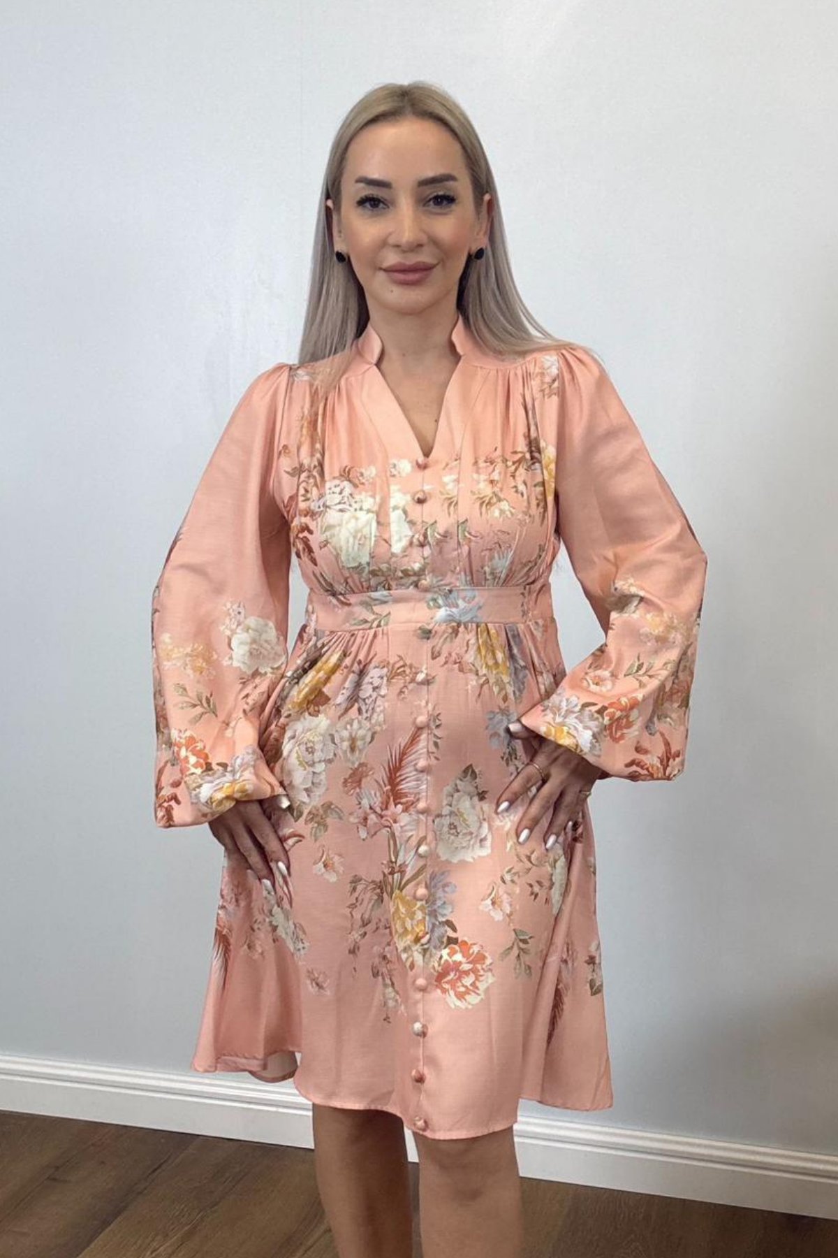 Viktorya Esintili Pudra Çiçek Desenli İthal Mini Kadın Elbise