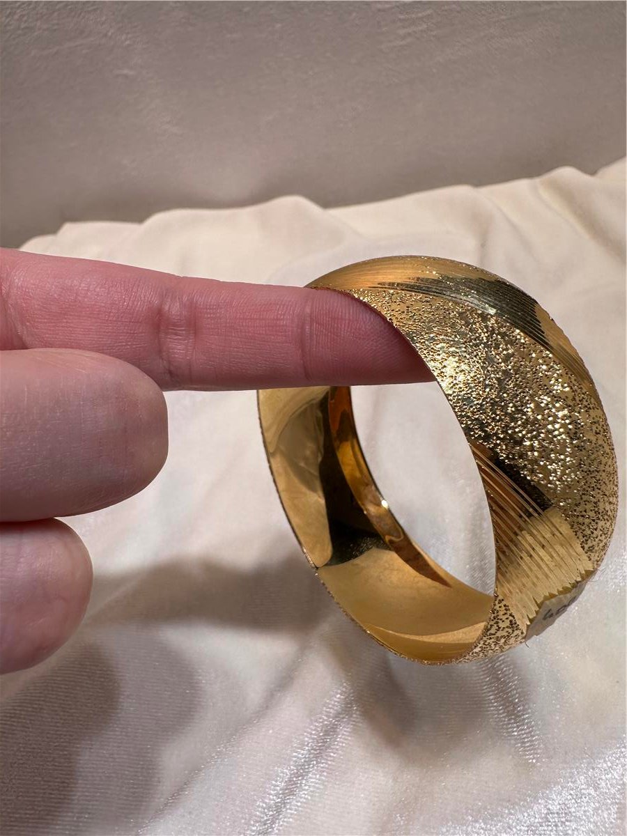 Pirinç  Üzerine Altın Kaplama  22 Ayar (6.2 Cm Ölçü ) 2.2 Cm Genişlik  Yatay Cizkili Bilezik 
