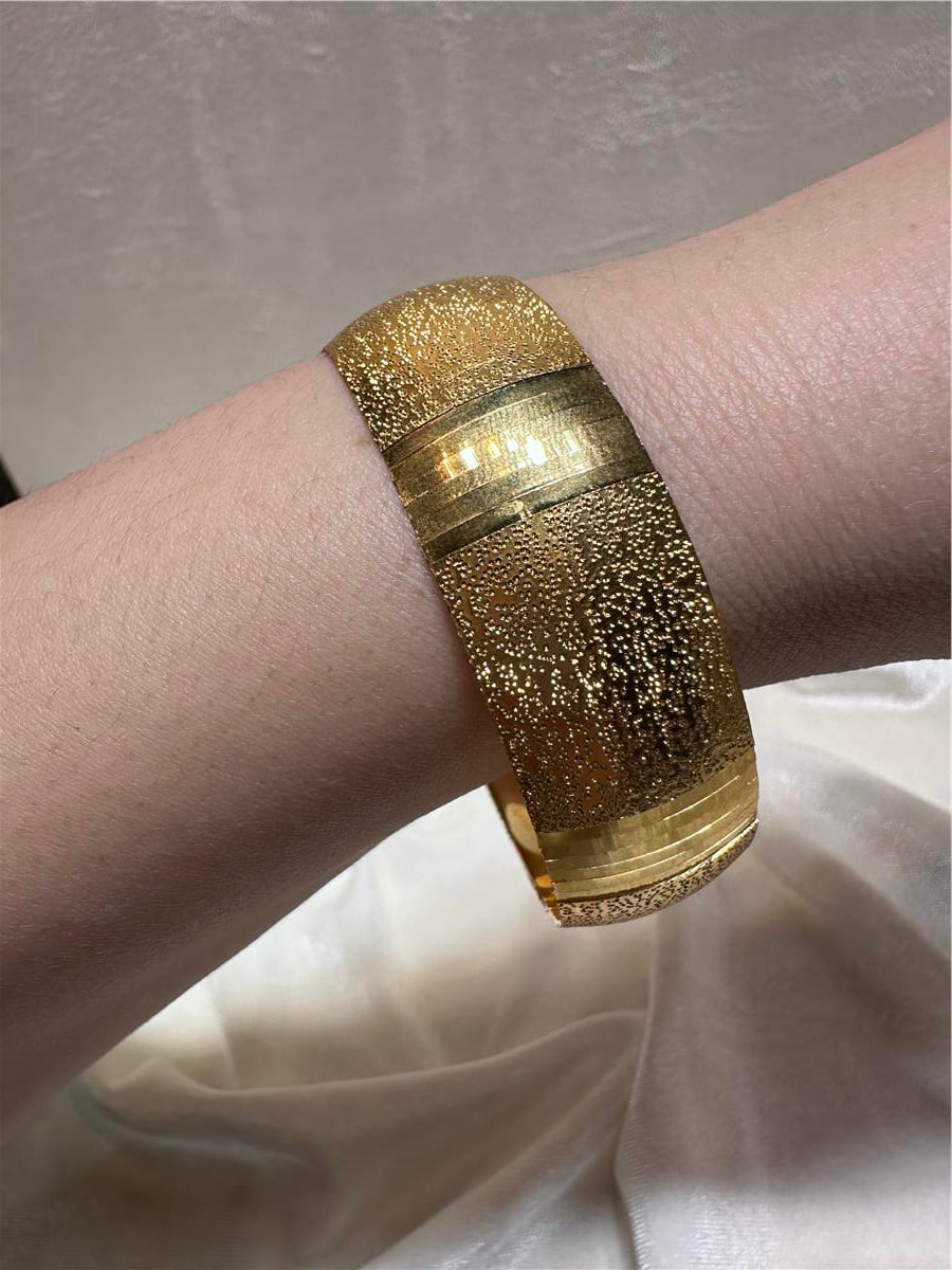 Pirinç  Üzerine Altın Kaplama  22 Ayar (6.4Cm Ölçü ) 2.  Cm Genişlik Model Kumlama Bilezik 
