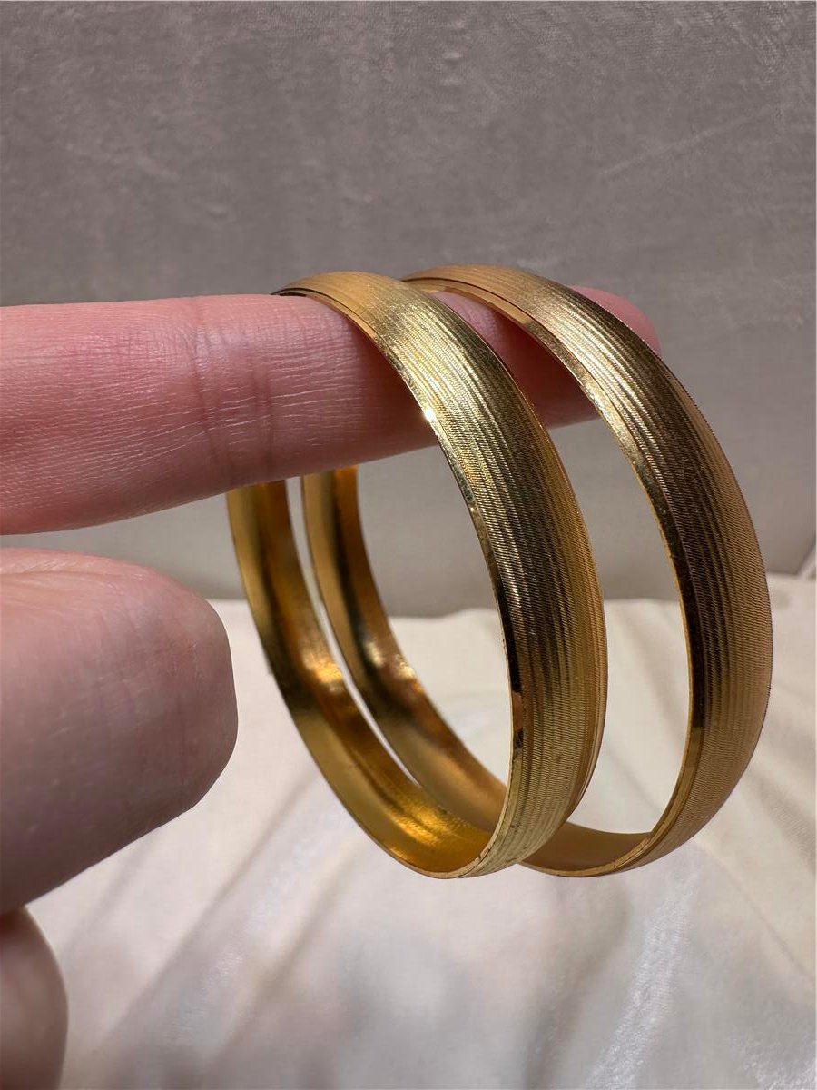 Pirinç  Üzerine Altın Kaplama  22 Ayar (6.2 Cm Ölçü ) 1.  Cm Genişlik Model  Düz Çizgili Bilezik 