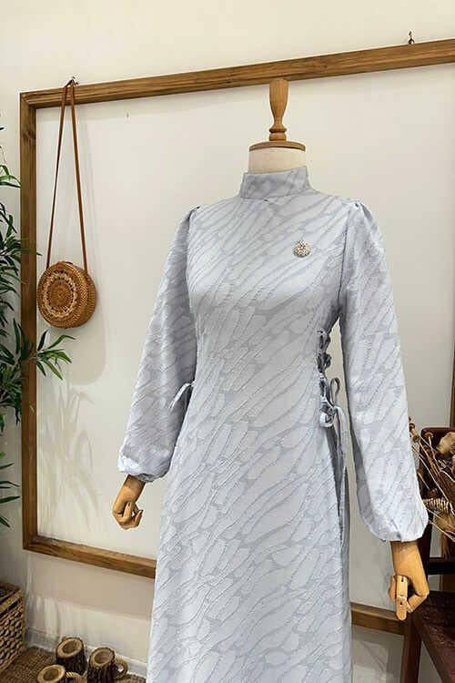 BROŞLU YANDAN BAĞLAMALI ABİYE Gri