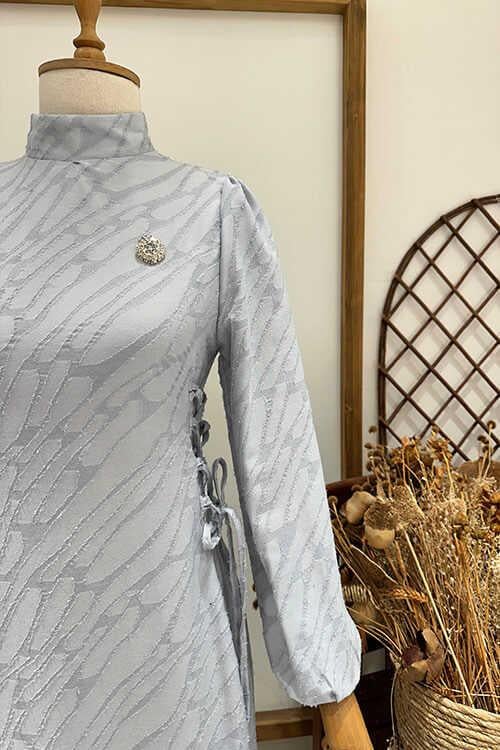 BROŞLU YANDAN BAĞLAMALI ABİYE Gri