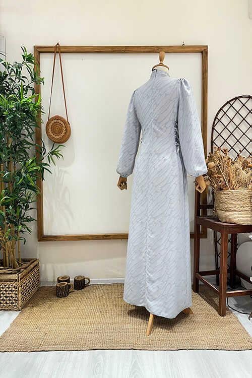 BROŞLU YANDAN BAĞLAMALI ABİYE Gri