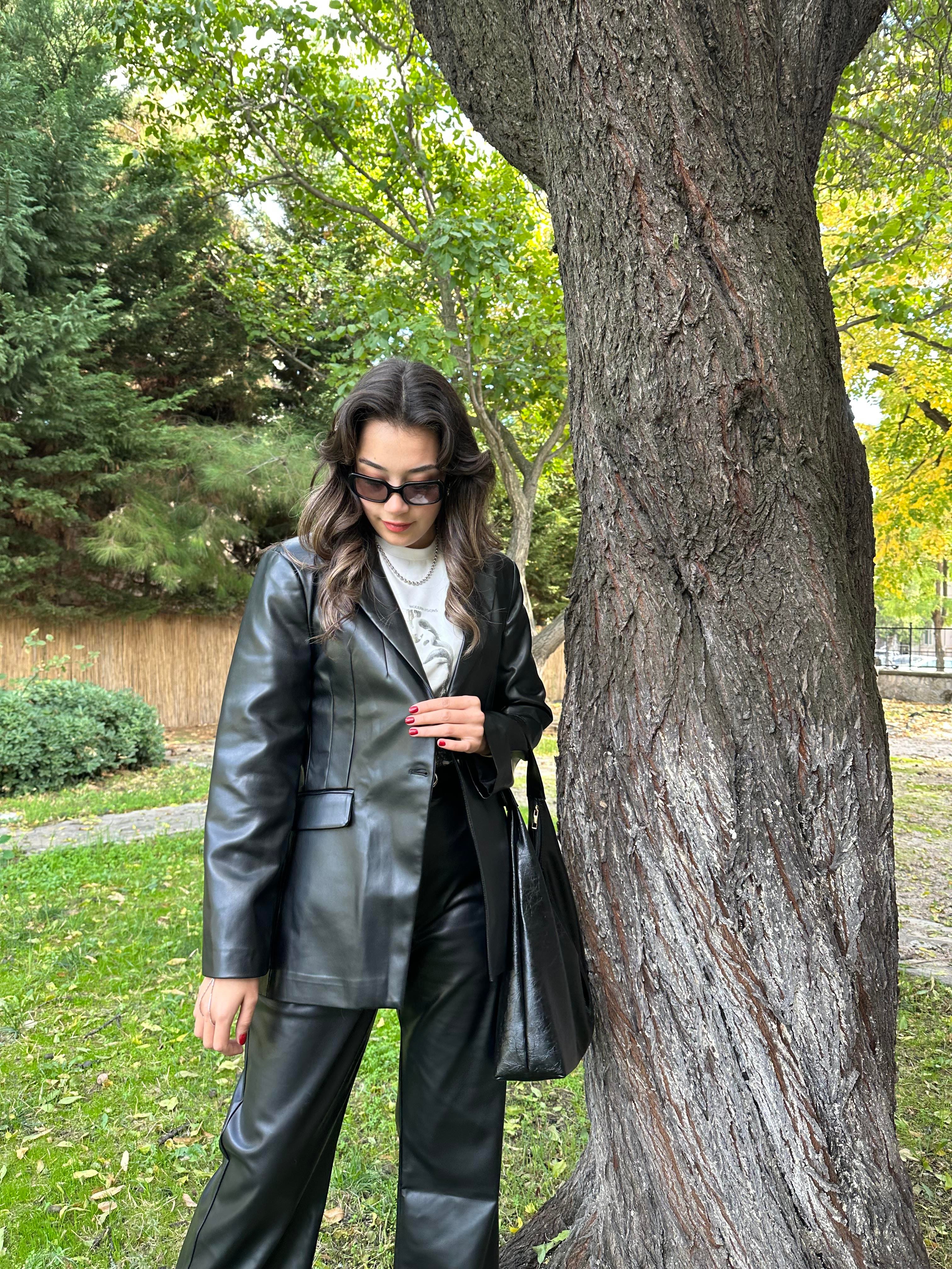 Siyah Oturtmalı Deri Blazer Ceket