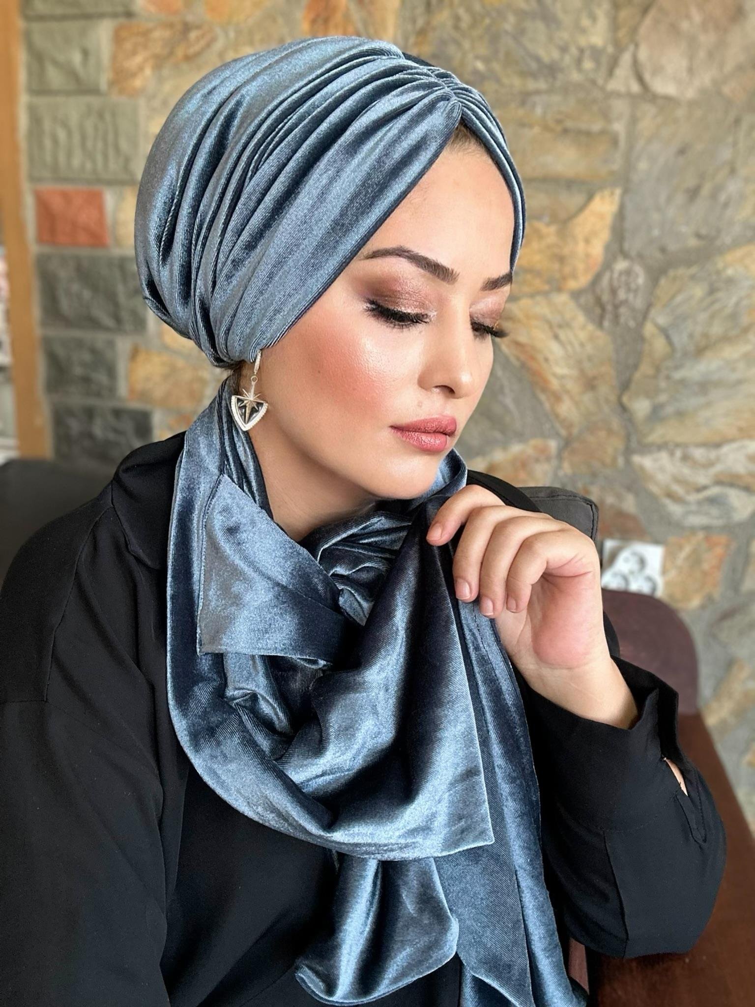 KADİFE GRİ DOLGULU BONE VE ŞAL TAKIM