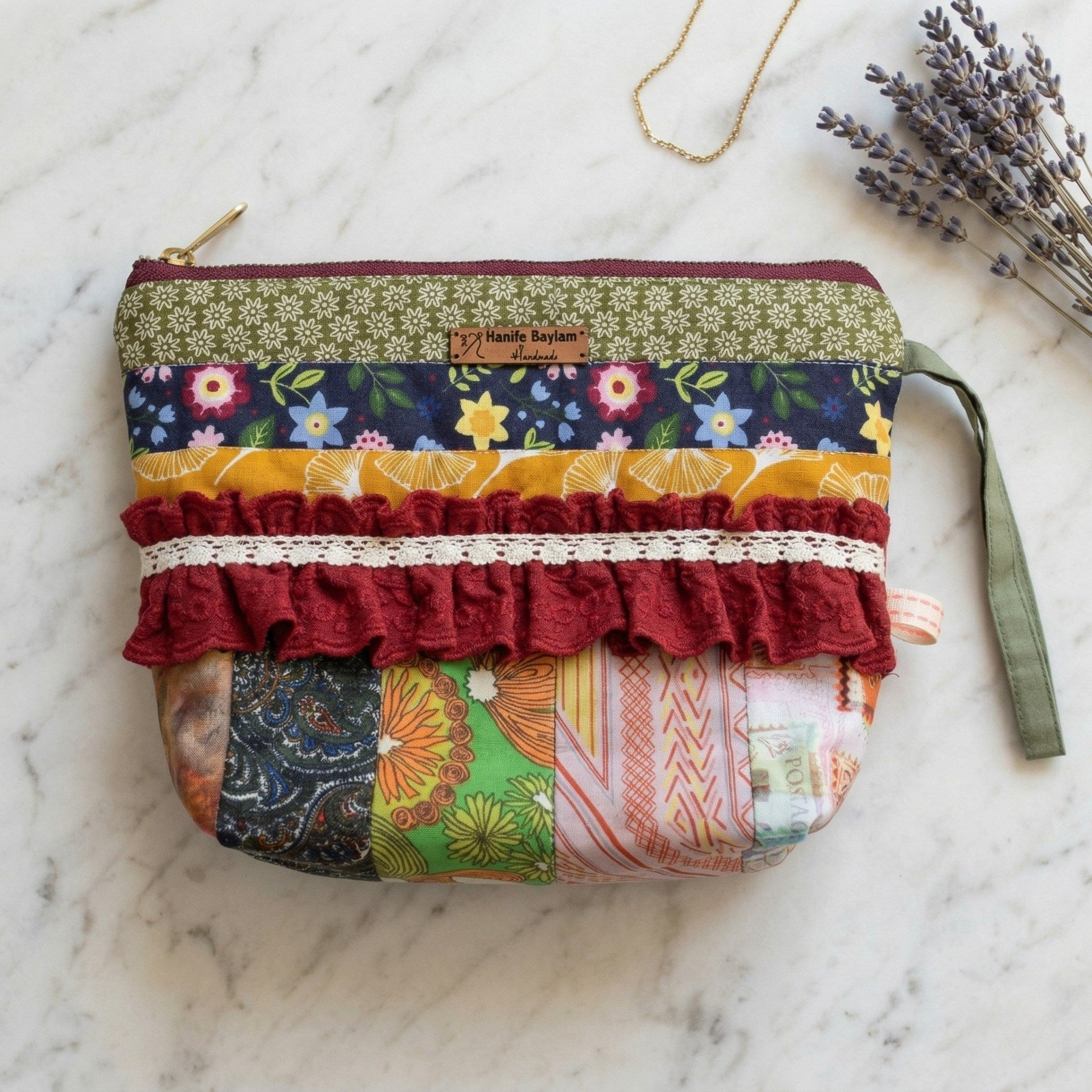 Makyaj ÇantalarıHanife BaylamHanife Baylam El Yapımı Patchwork Desenli Fırfır Detaylı Fermuarlı Organizer Çanta