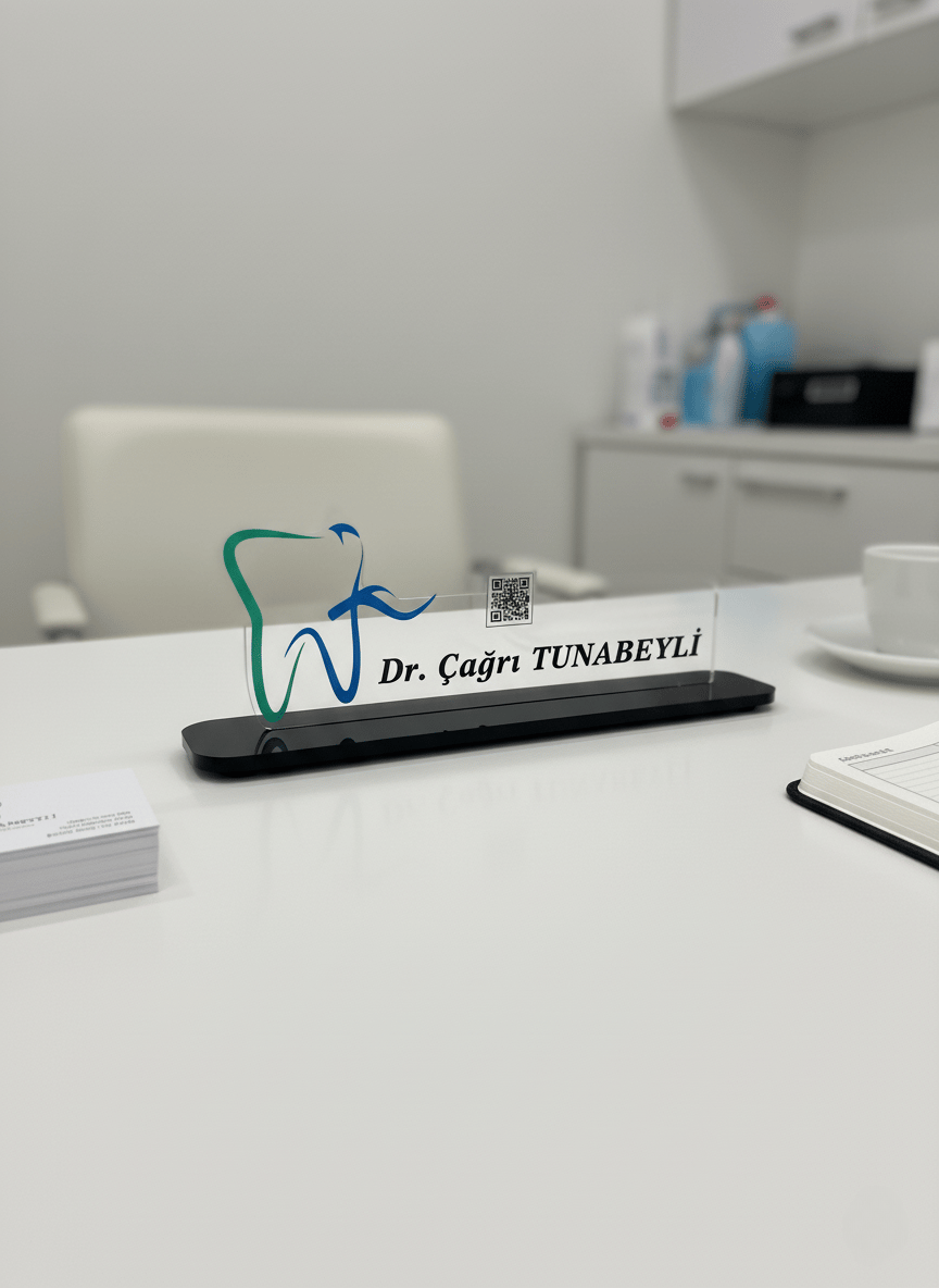 Kişiye Özel Lüks Pleksi Masa İsimliği |  Logo Baskılı Şeffaf Diş Hekimi İsimliği | QR Kodlu