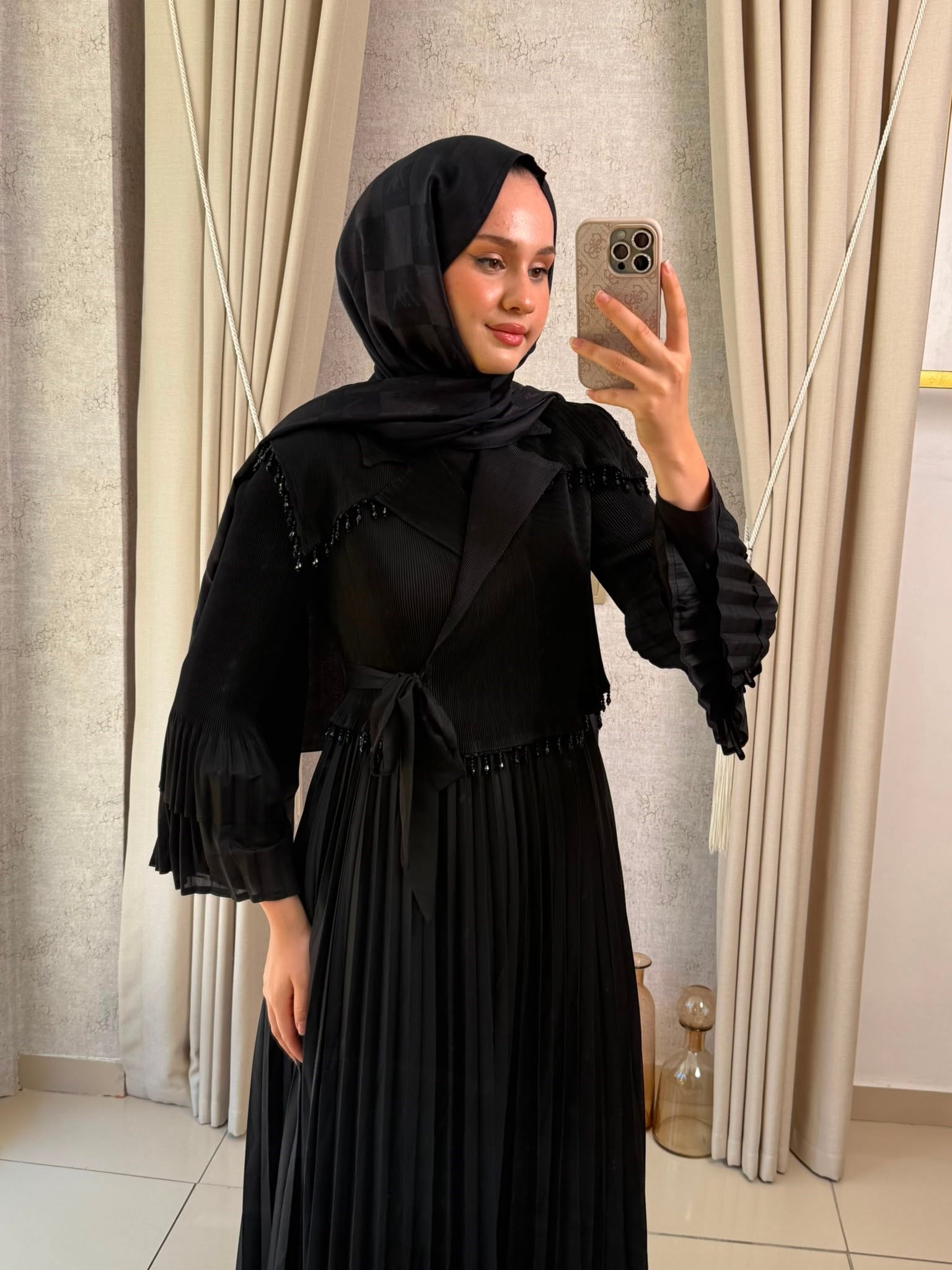 MMZ Yaka Boncuk Detaylı Akordiyon Elbise Siyah