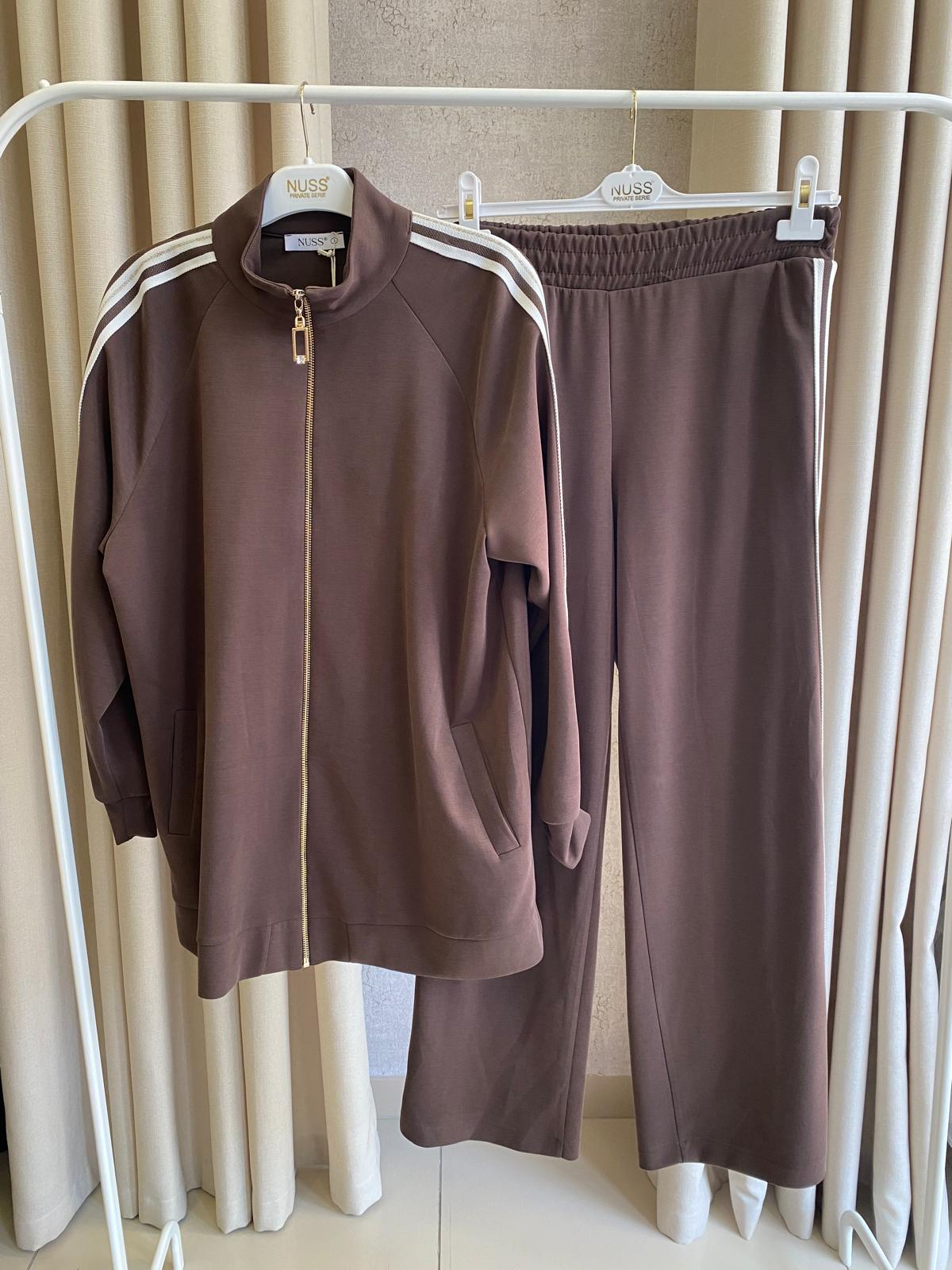 Nuss 1092 Yanı Şerit Detaylı Pantolonlu Takım Kahverengi