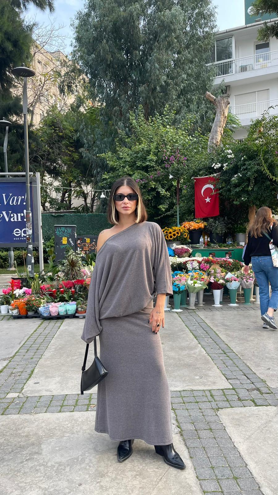 Füme Renk Geniş Yakalı Bluz