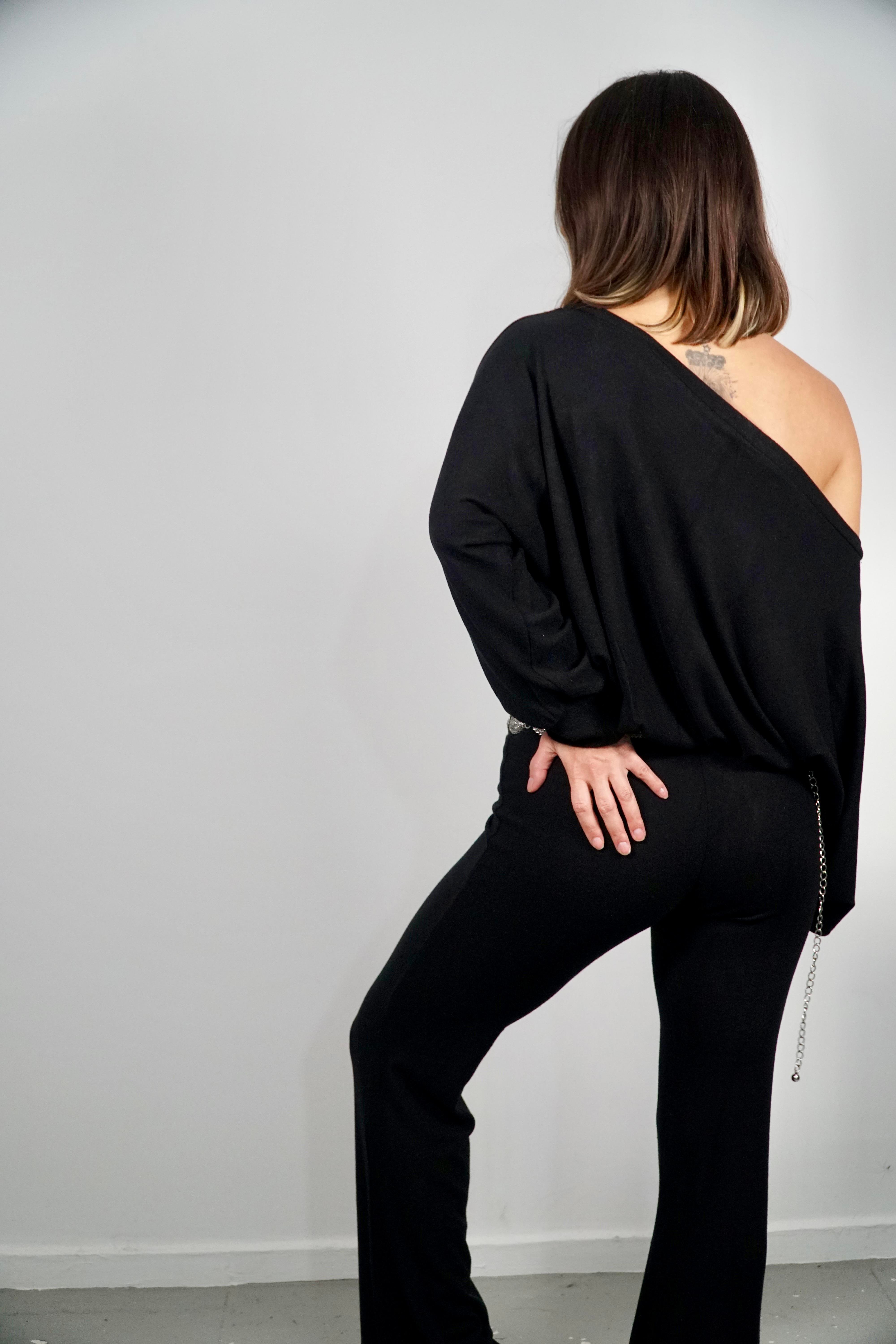 Yumoş kumaş siyah oversize tek omuz acık bluz