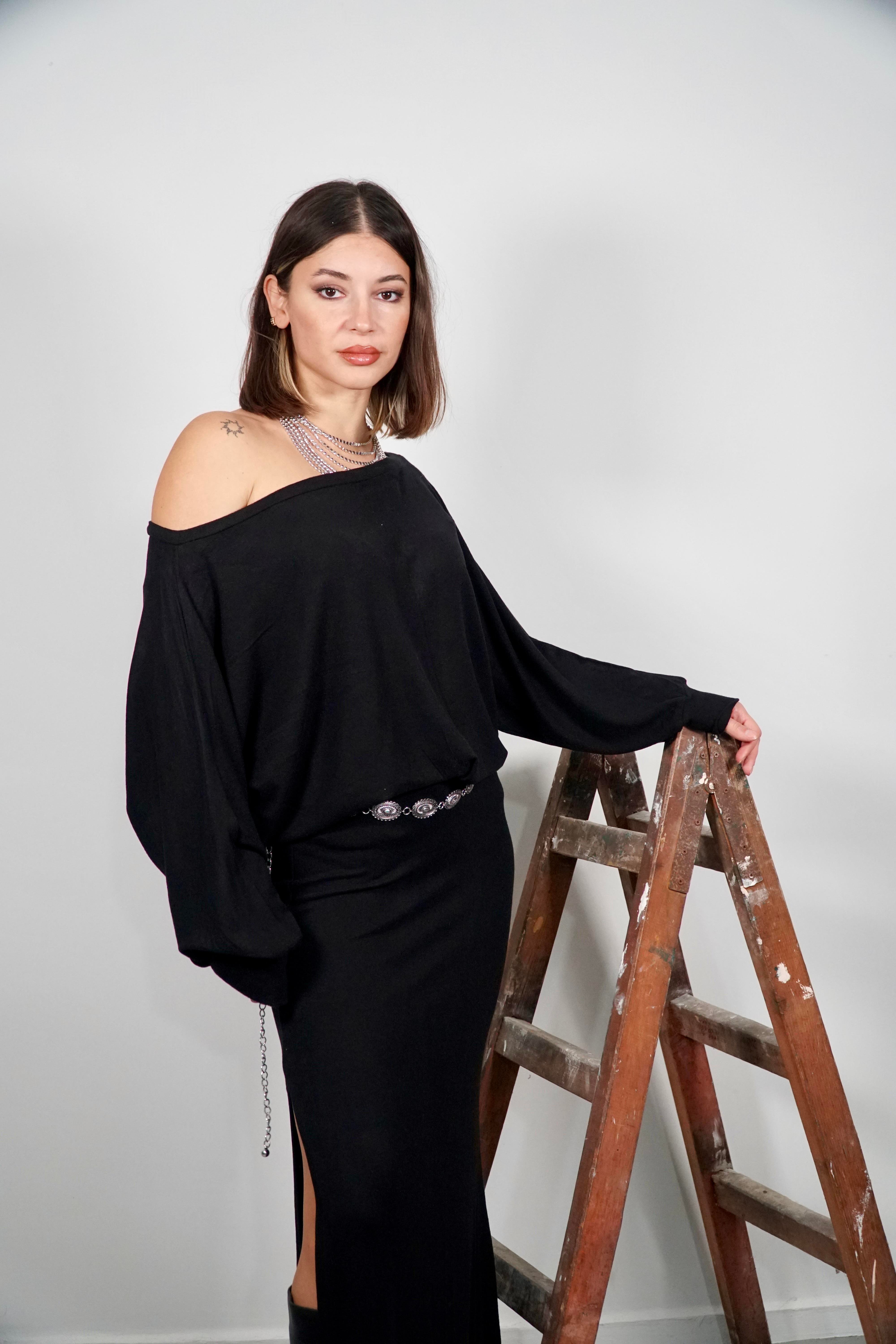 Yumoş kumaş siyah oversize tek omuz acık bluz