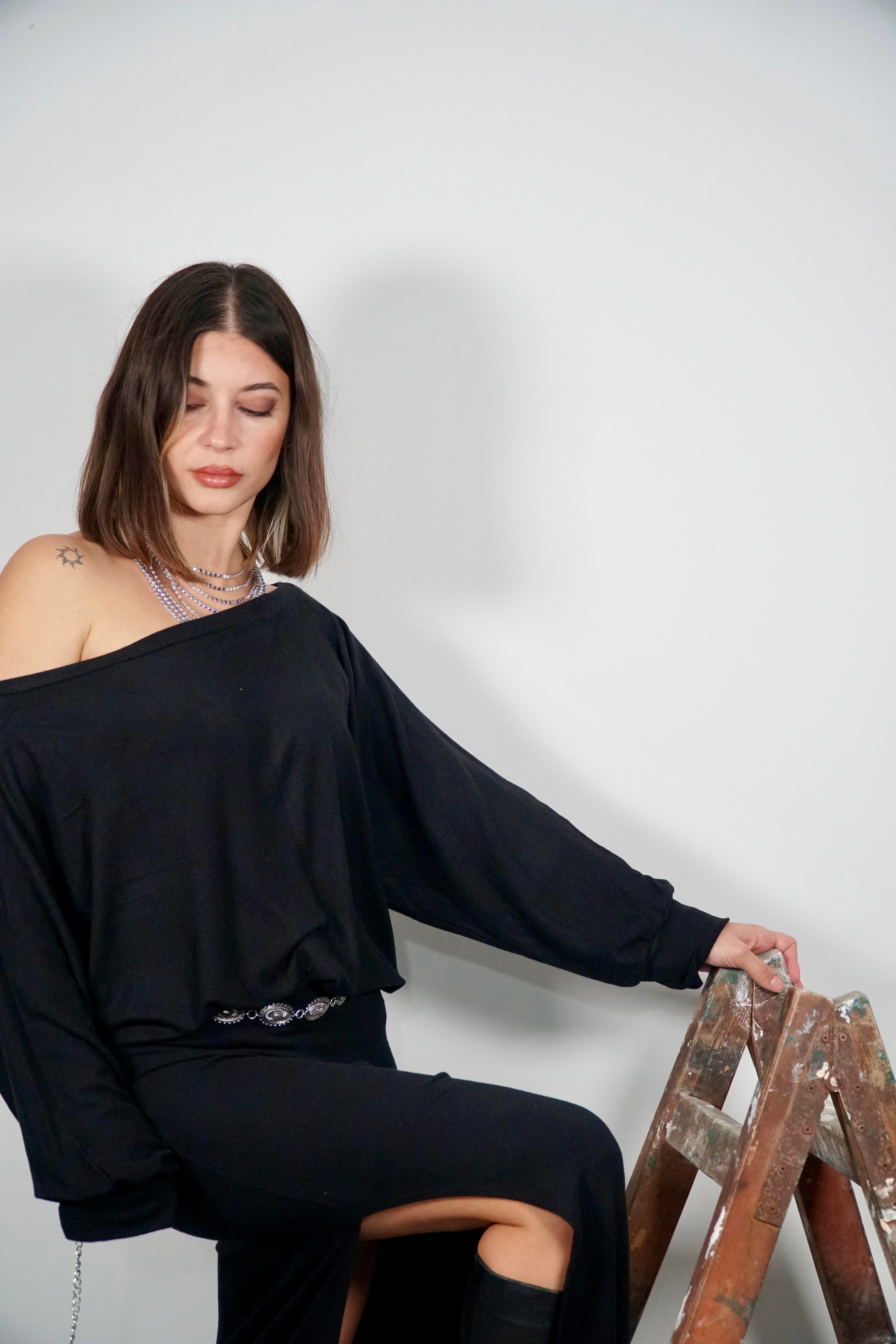 Yumoş kumaş siyah oversize tek omuz acık bluz