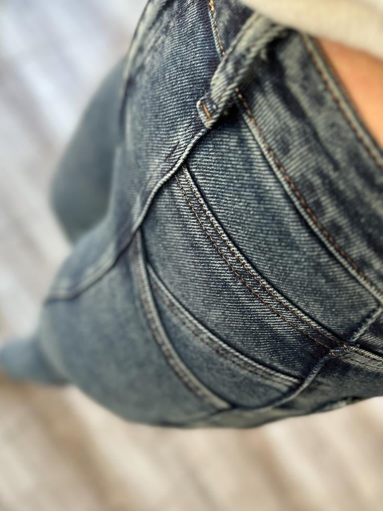Yüksek Bel Eskitme Renk Cep Detaylı Jean