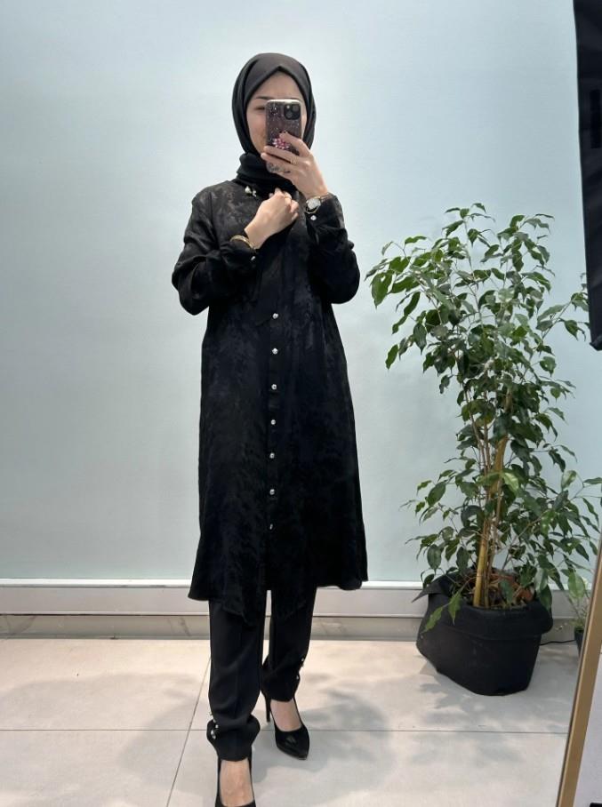 Siyah Broşlu Jakarlı Tunik