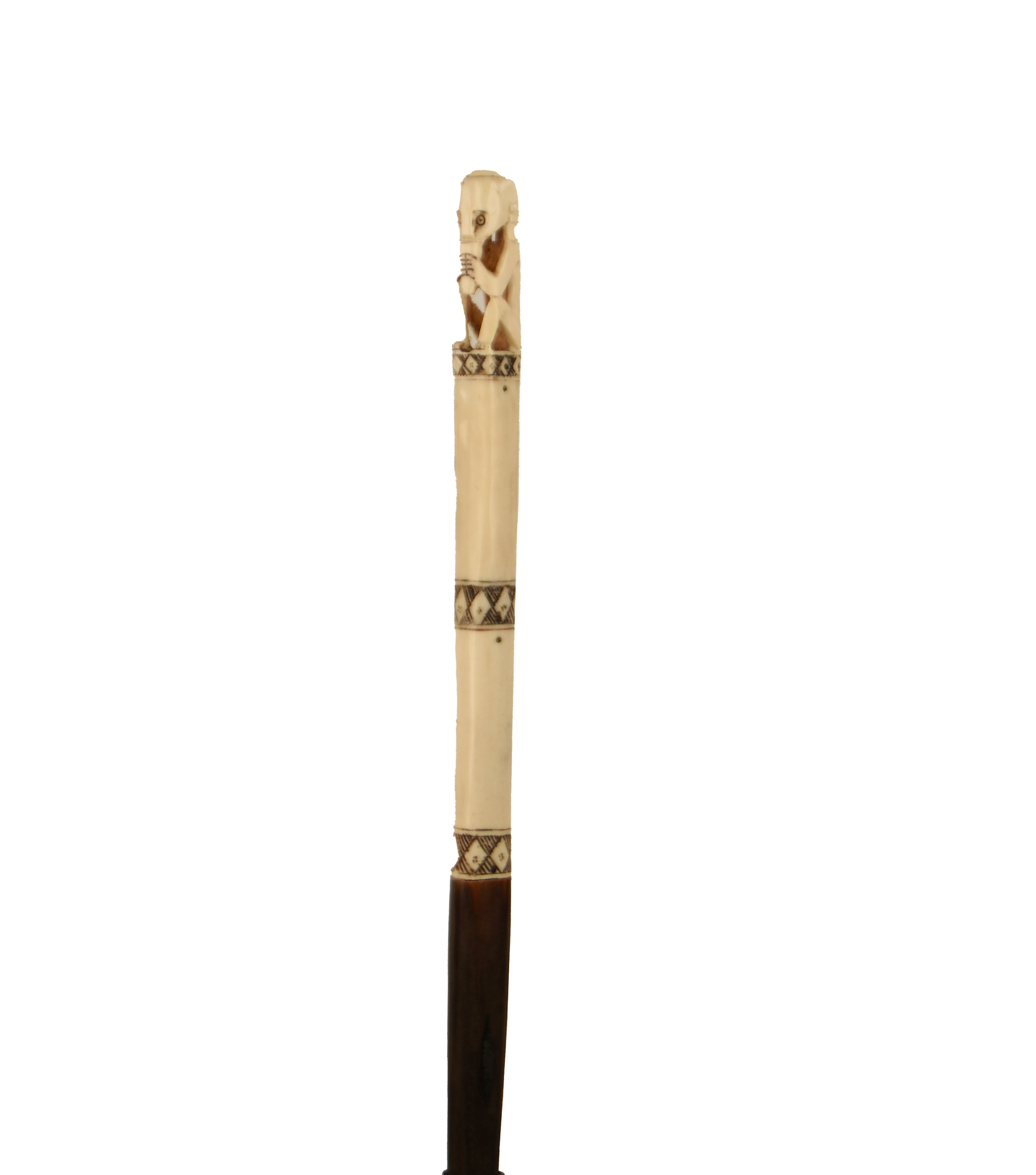 Doğal Kemik El Oyması Tribal Figürlü Dekoratif Obje 63 cm