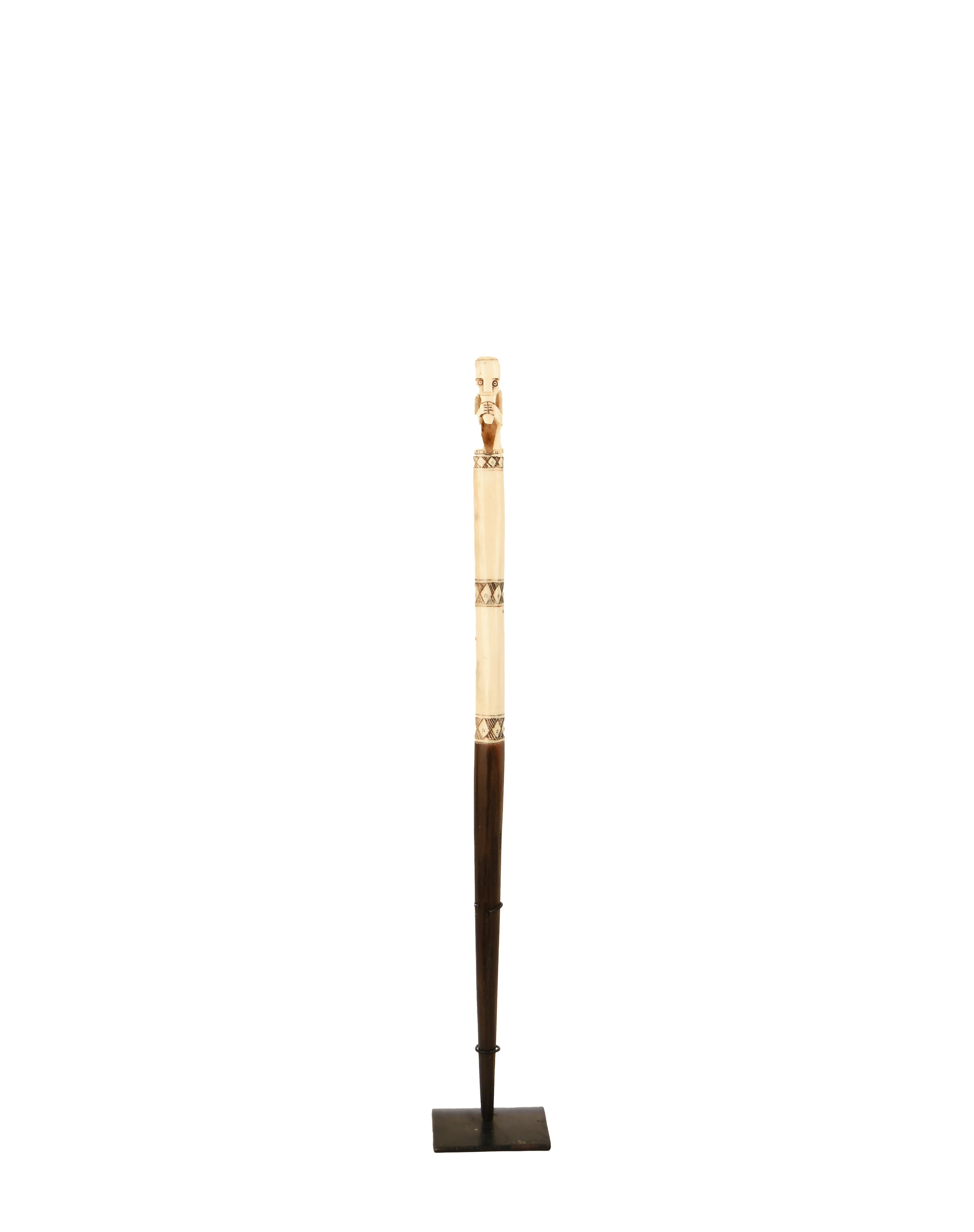 Doğal Kemik El Oyması Tribal Figürlü Dekoratif Obje 63 cm