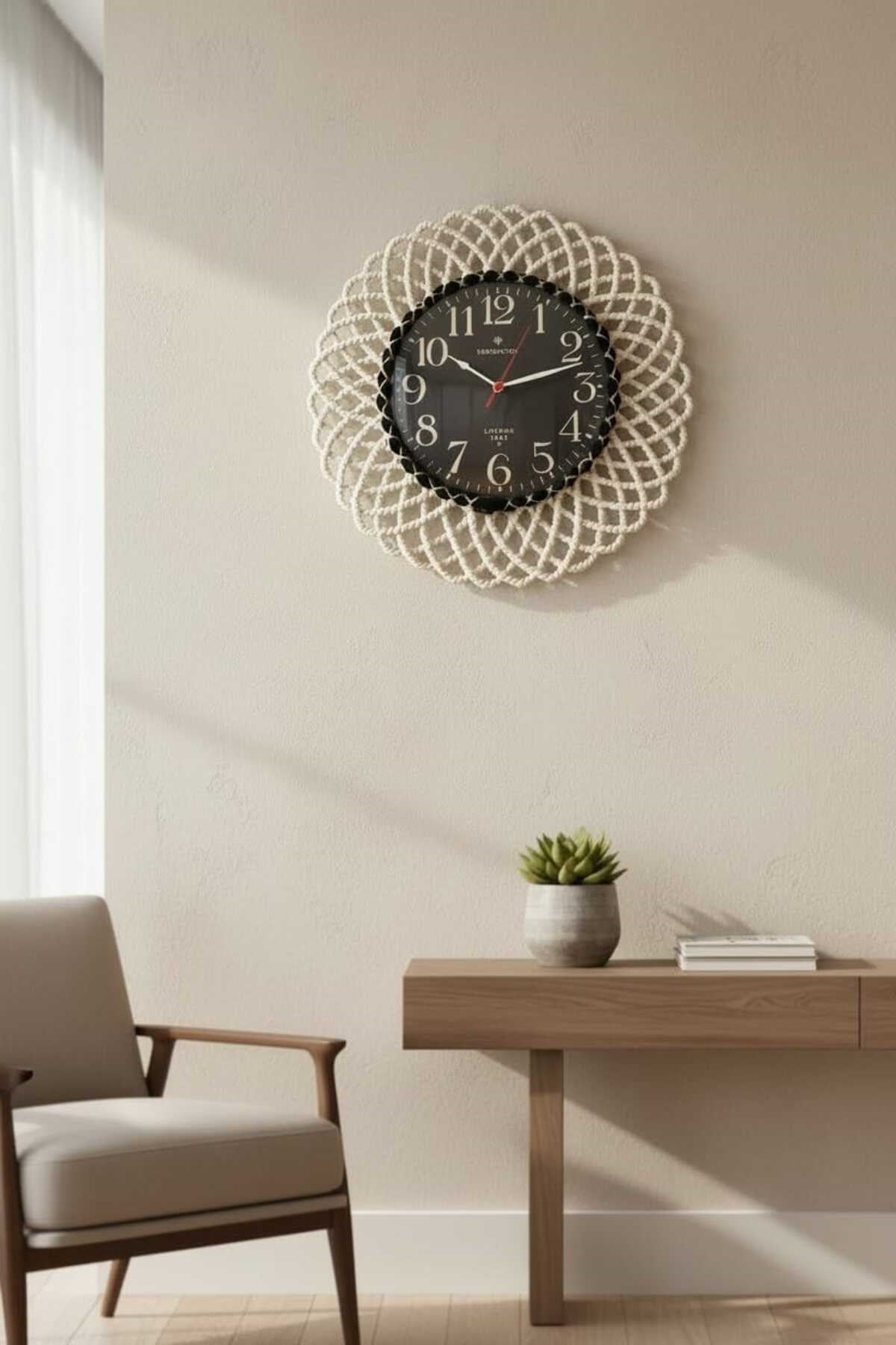 Bohem Hasır Çerçeveli Siyah Detaylı Duvar Saati – Modern Görünümlü Dekoratif Saat – 43 cm