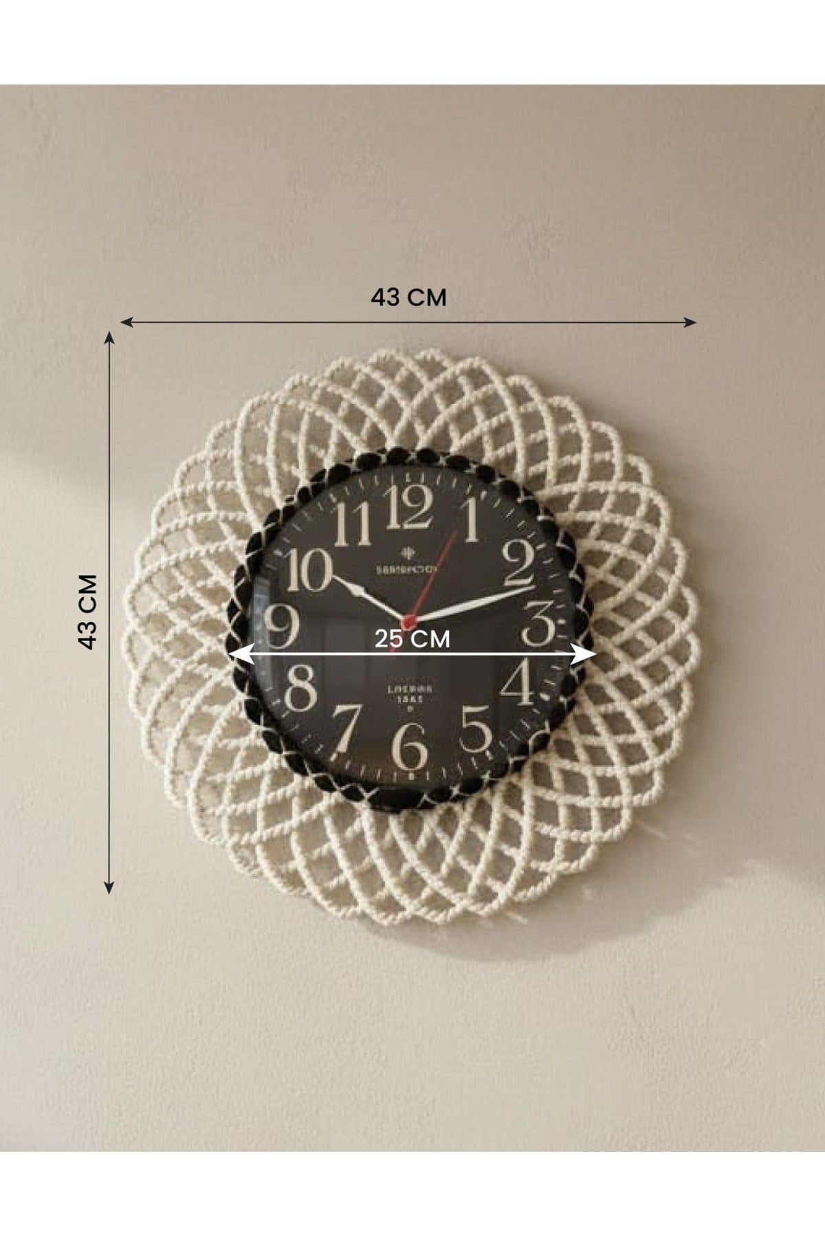Bohem Hasır Çerçeveli Siyah Detaylı Duvar Saati – Modern Görünümlü Dekoratif Saat – 43 cm