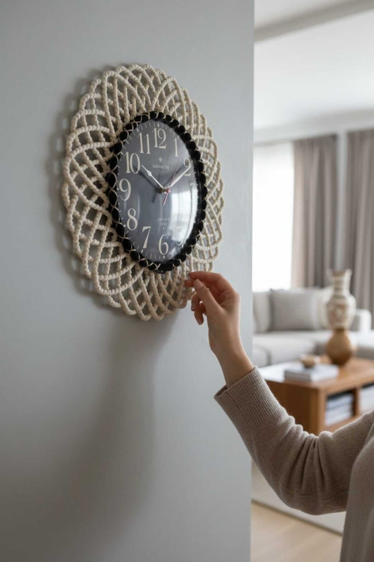 Bohem Hasır Çerçeveli Siyah Detaylı Duvar Saati – Modern Görünümlü Dekoratif Saat – 43 cm