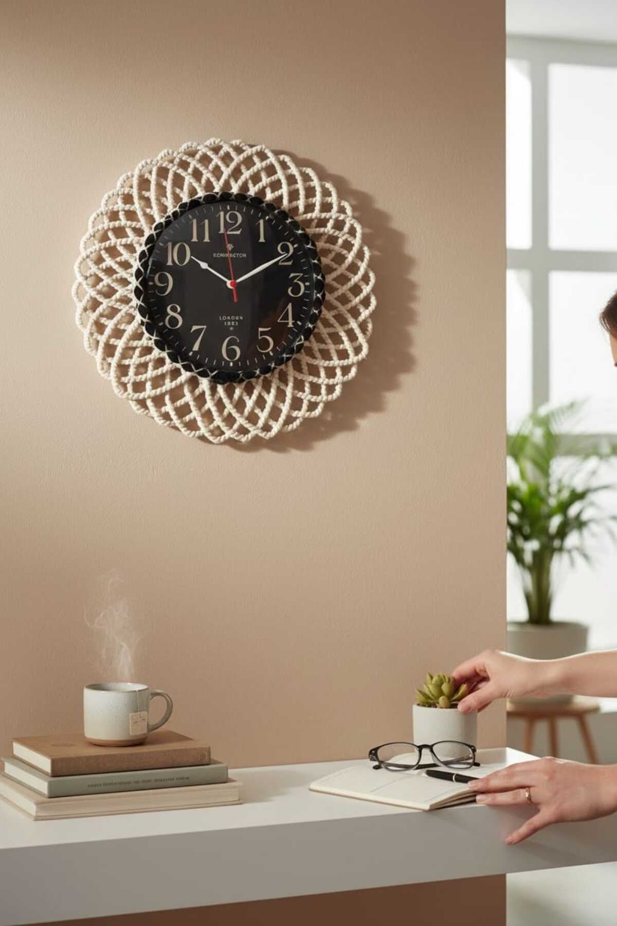 Bohem Hasır Çerçeveli Siyah Detaylı Duvar Saati – Modern Görünümlü Dekoratif Saat – 43 cm
