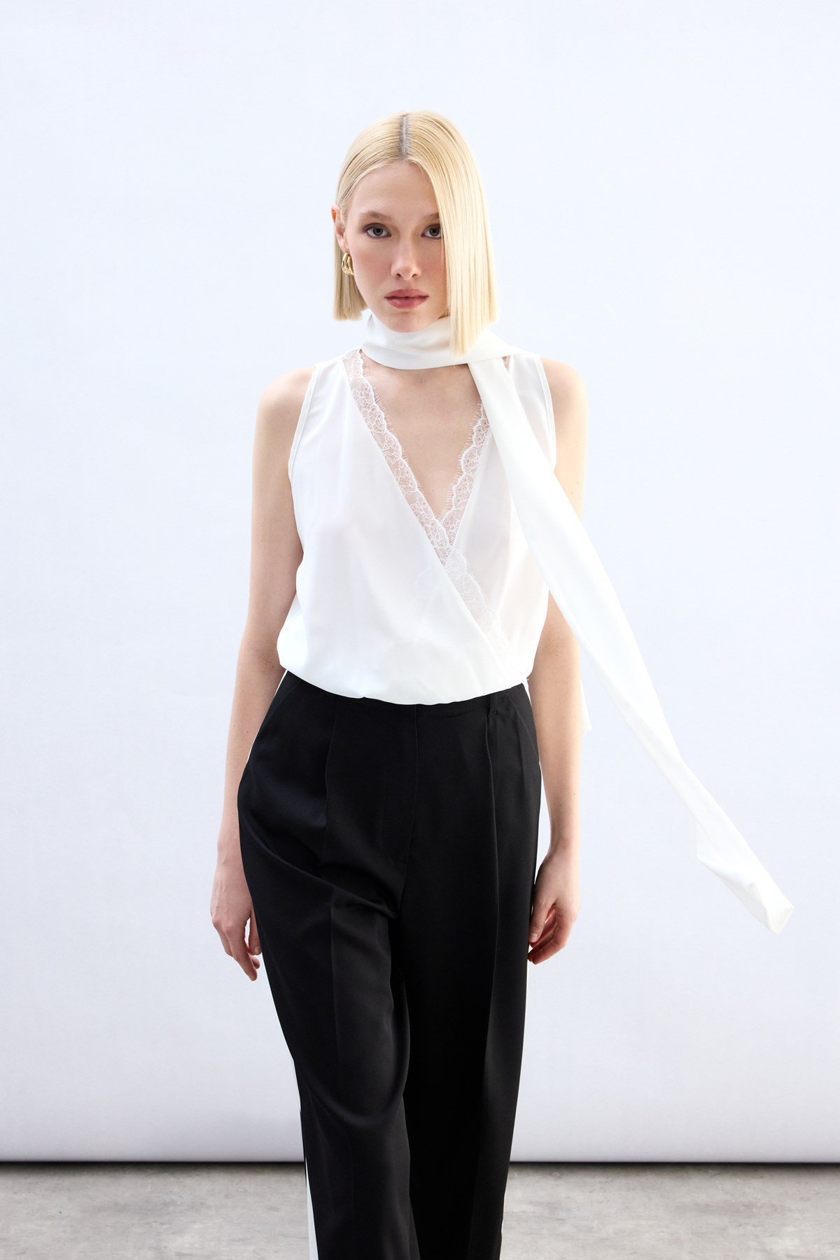 Kolli Dantel Detaylı Bodysuit Bluz Ekru