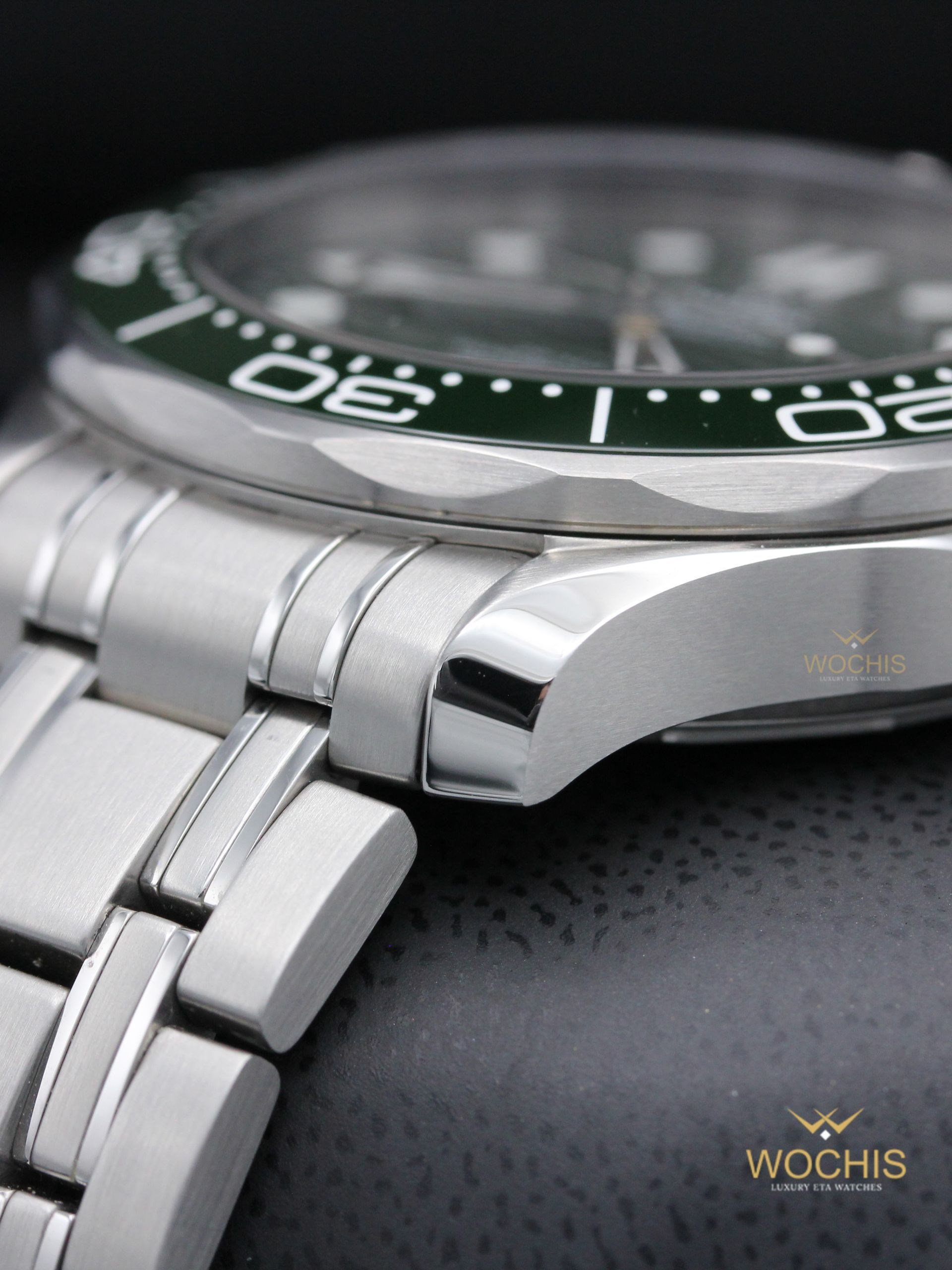 Omega  Seamaster Professional 300M 210.30.42.20.01.001-8125 (Stainless Steel - 42 - Green)