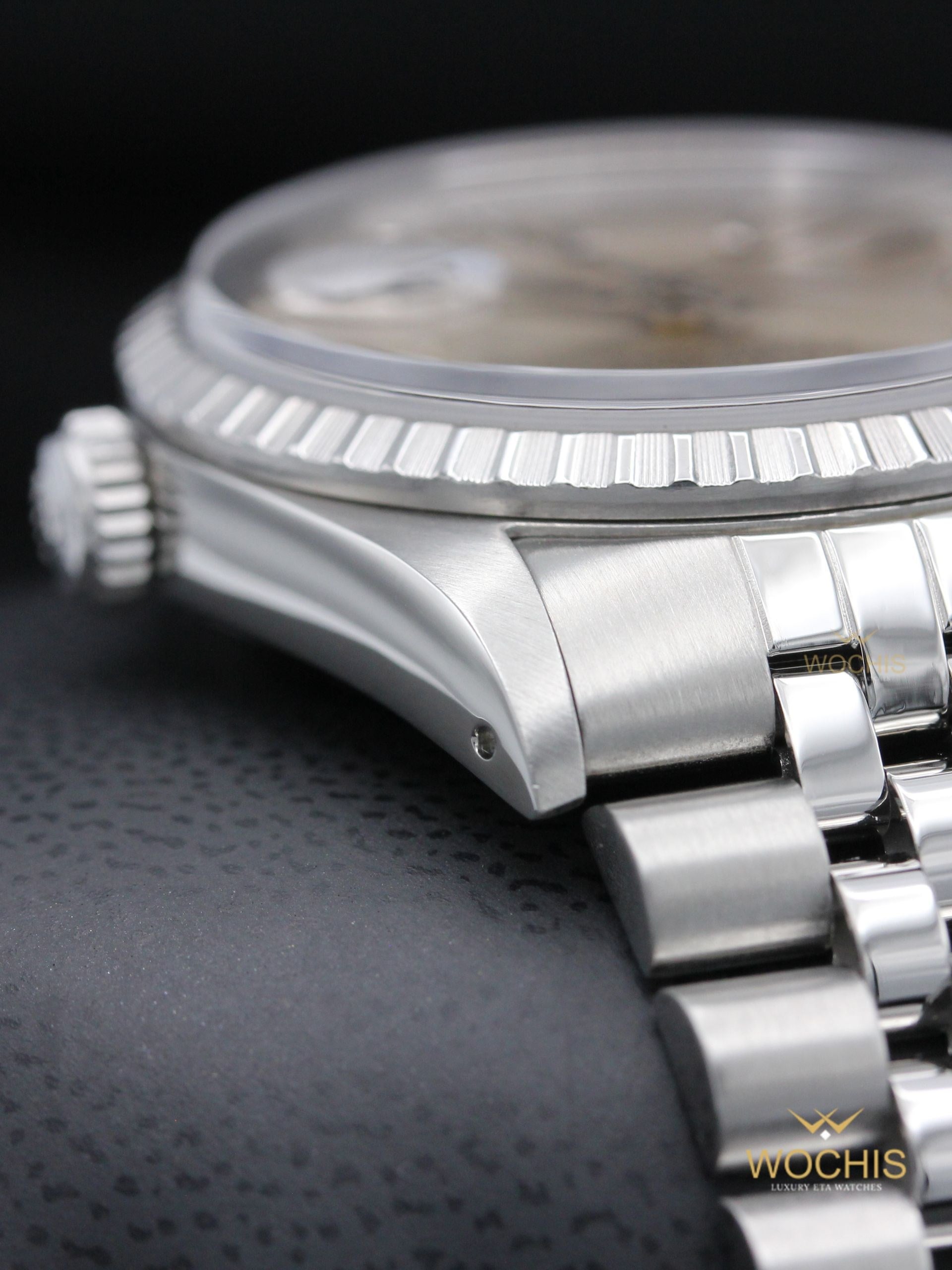 Rolex Datejust w. Engine Turned Bezel 16220-8353 (Stainless Steel - 36 - Silver Index)