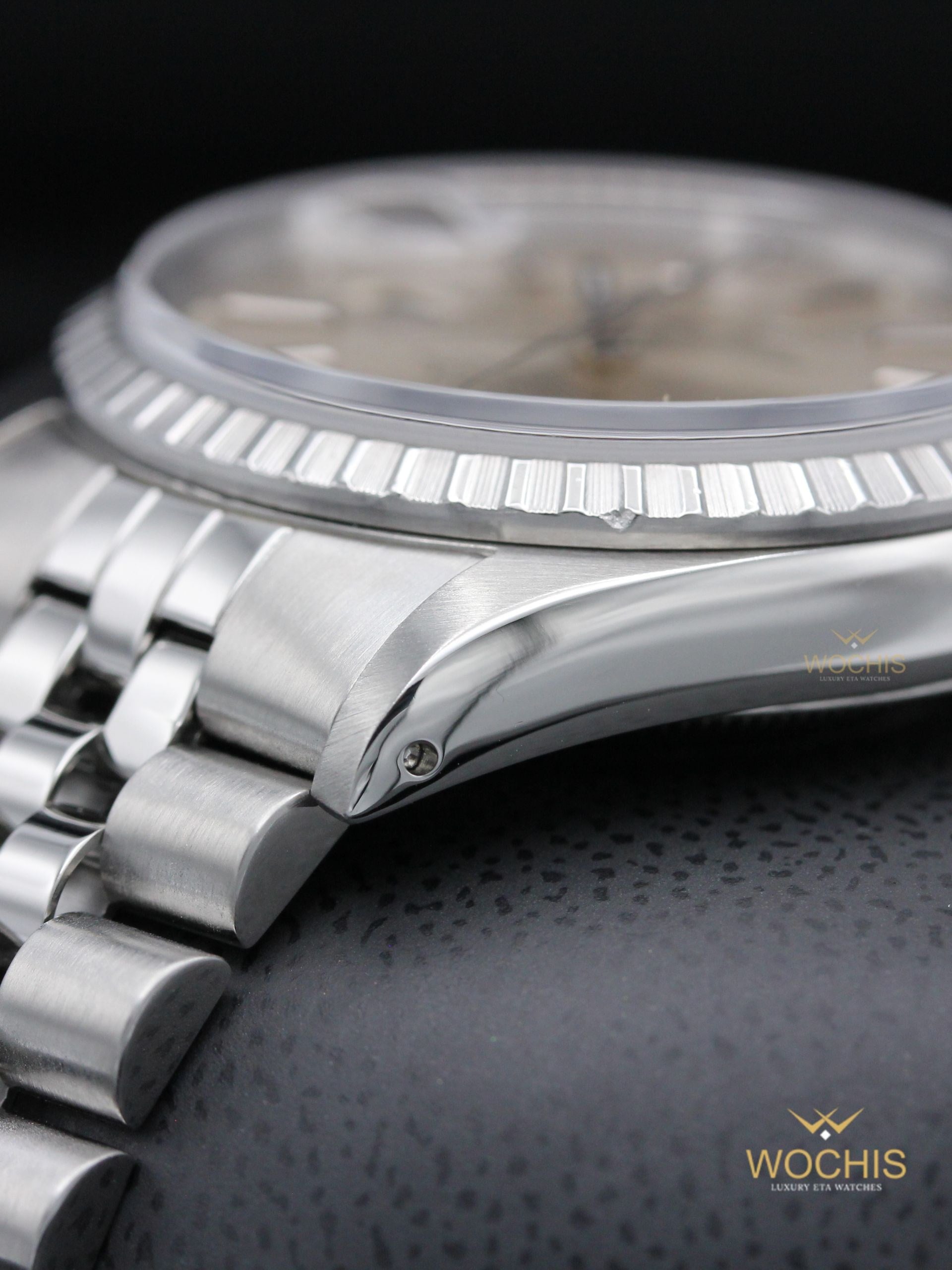 Rolex Datejust w. Engine Turned Bezel 16220-8353 (Stainless Steel - 36 - Silver Index)