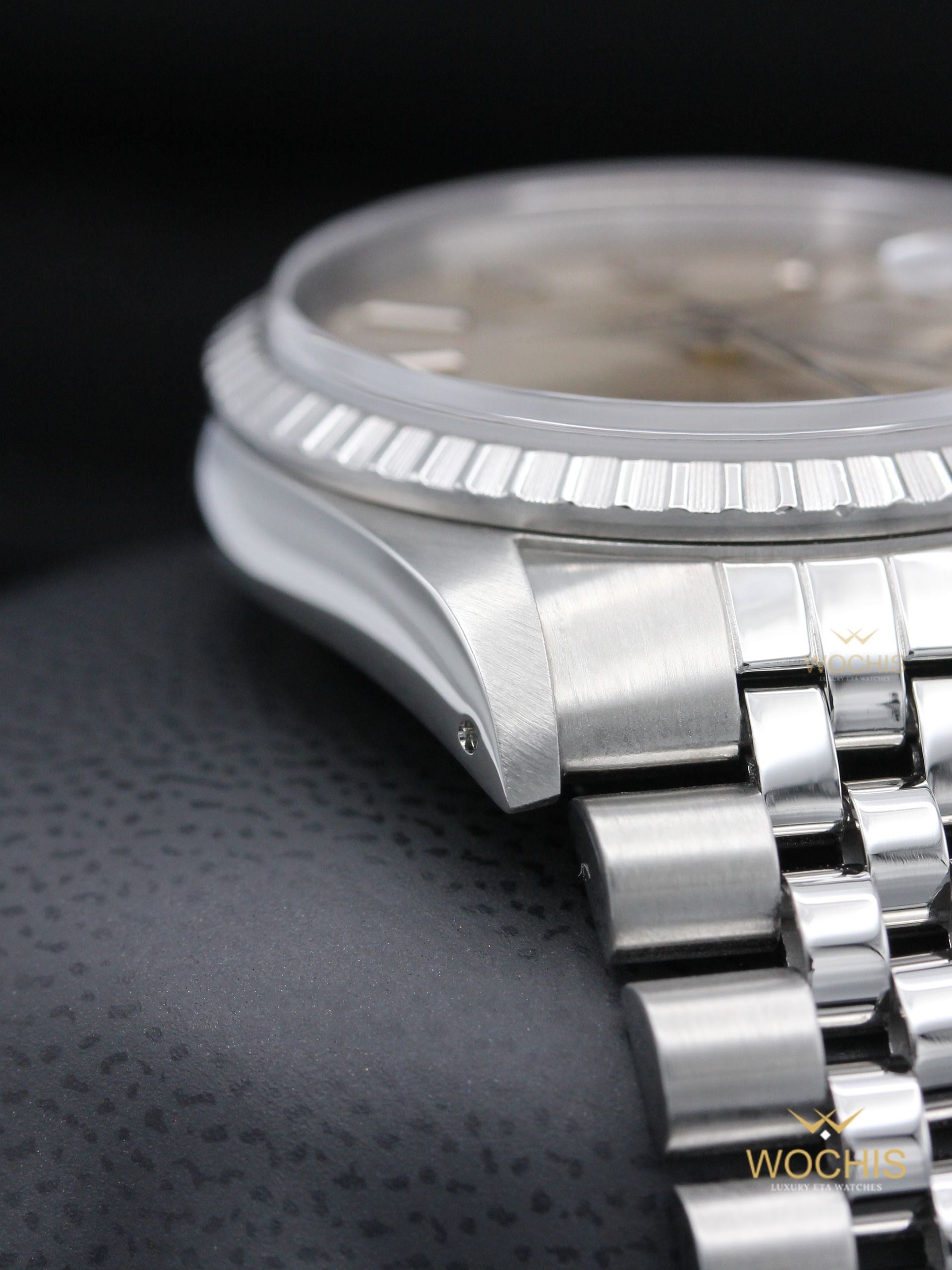 Rolex Datejust w. Engine Turned Bezel 16220-8353 (Stainless Steel - 36 - Silver Index)