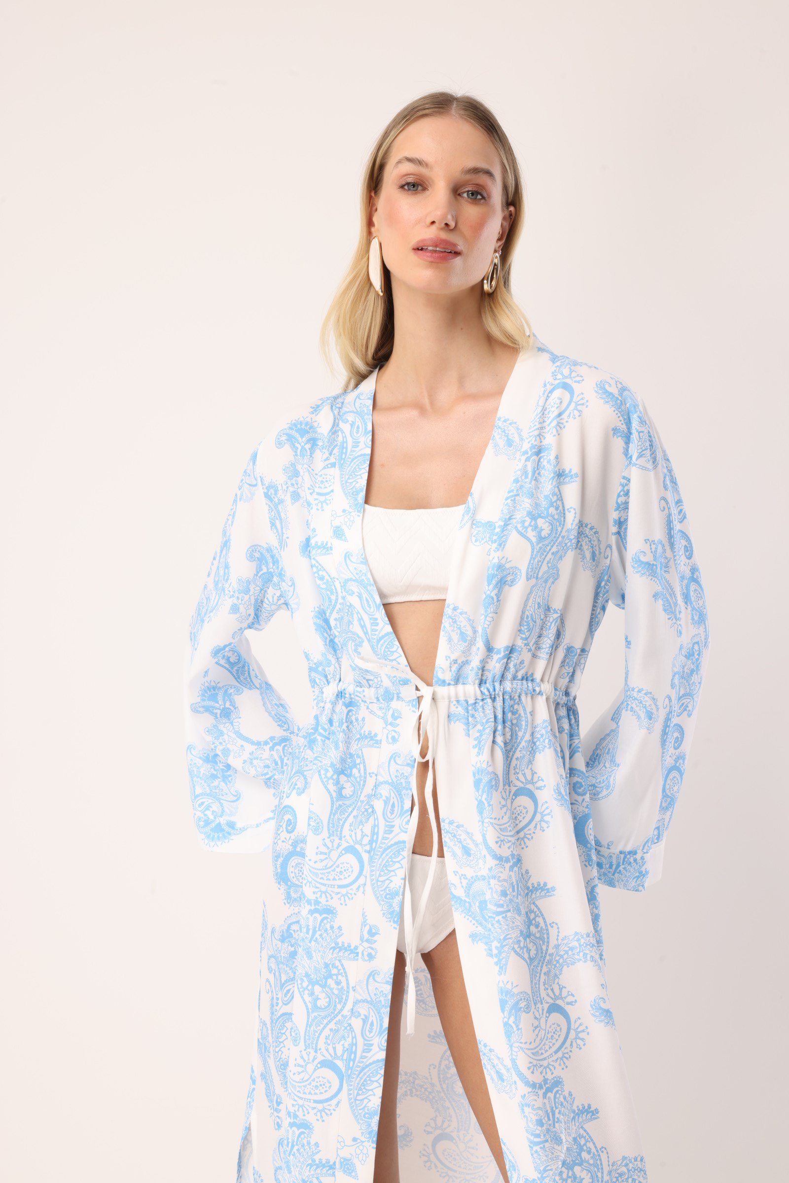 Paisley Desenli Beli Büzgülü Bağlama Detaylı Mavi Beyaz Kadın Uzun Kimono – Lavinia