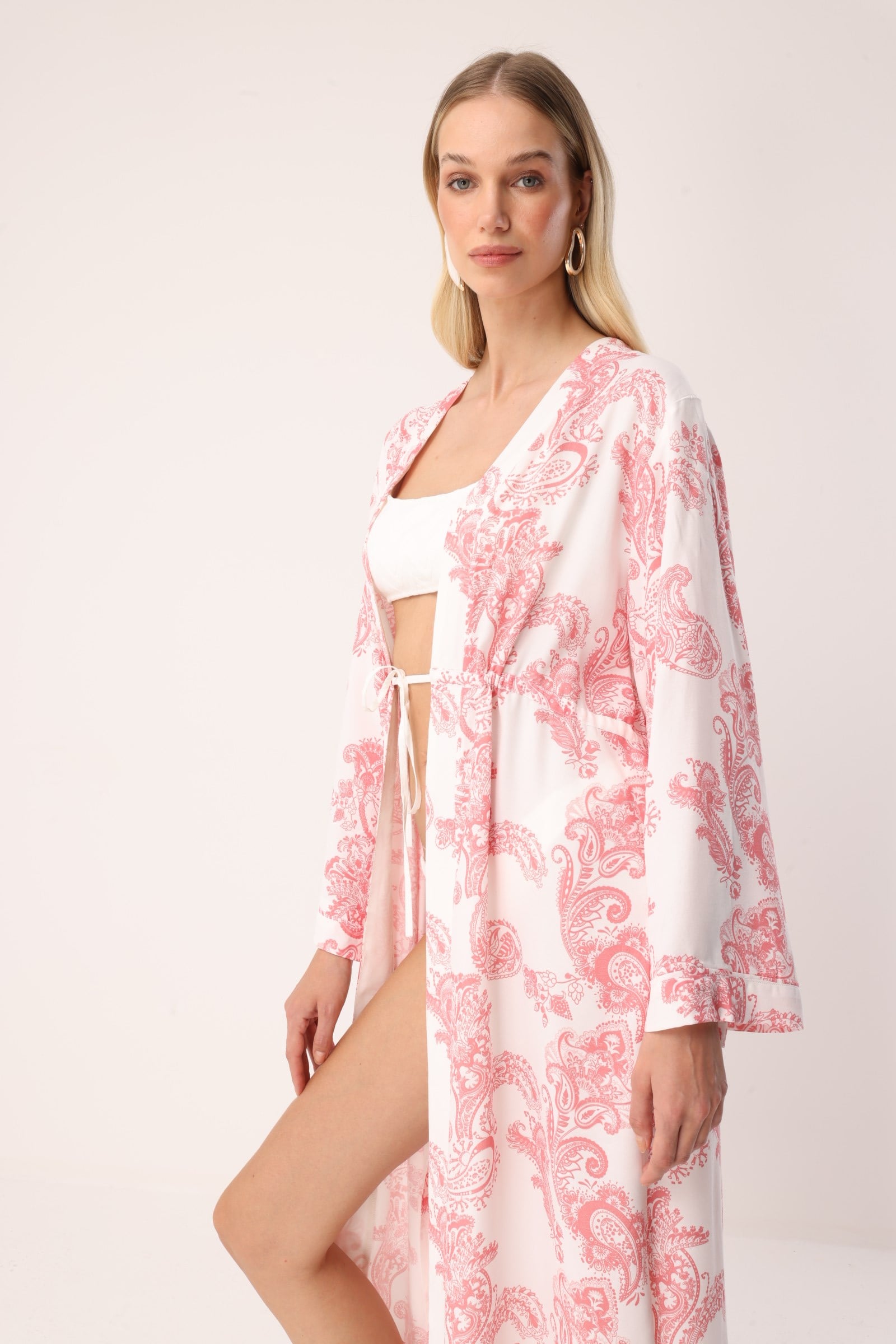 Paisley Desenli Beli Büzgülü Bağlama Detaylı Pembe Beyaz Kadın Uzun Kimono – Lavinia