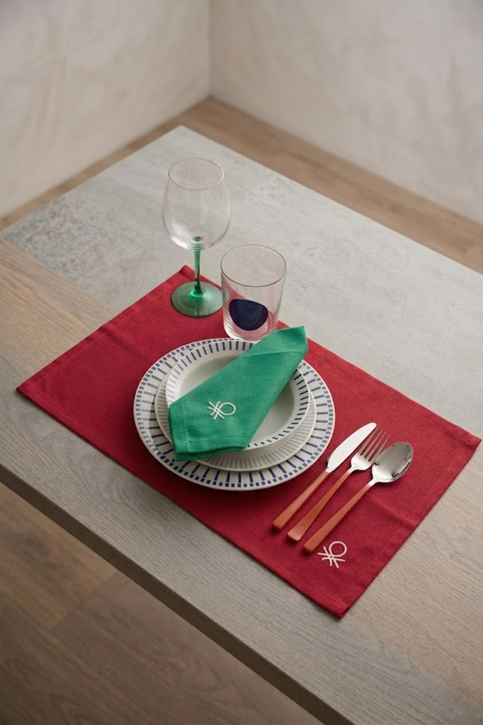 Be-28461-Rd   Kırmızı Amerikan Servis Düz 4 Lü 33,50 Cm