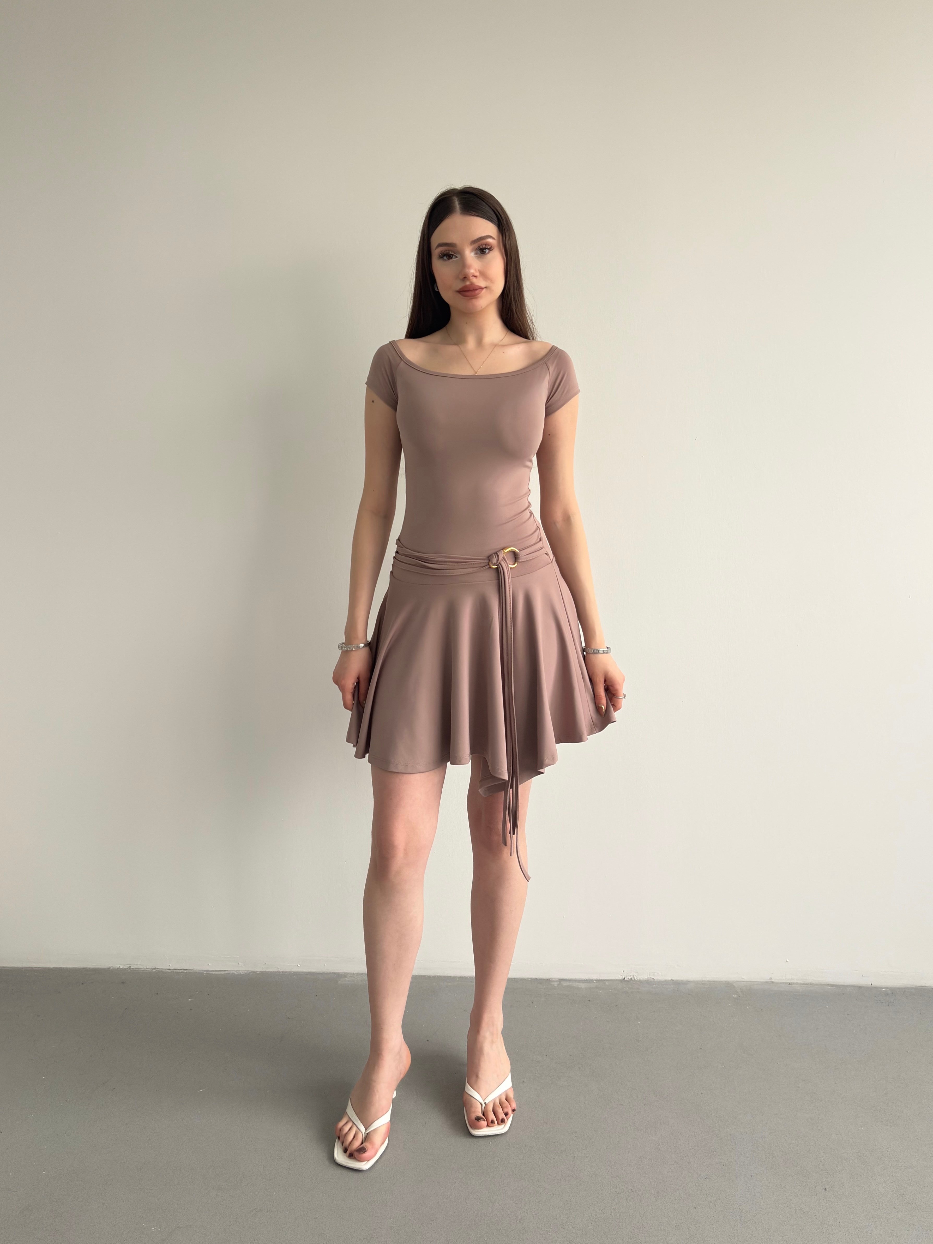 Bel Aksesuarlı Elbise