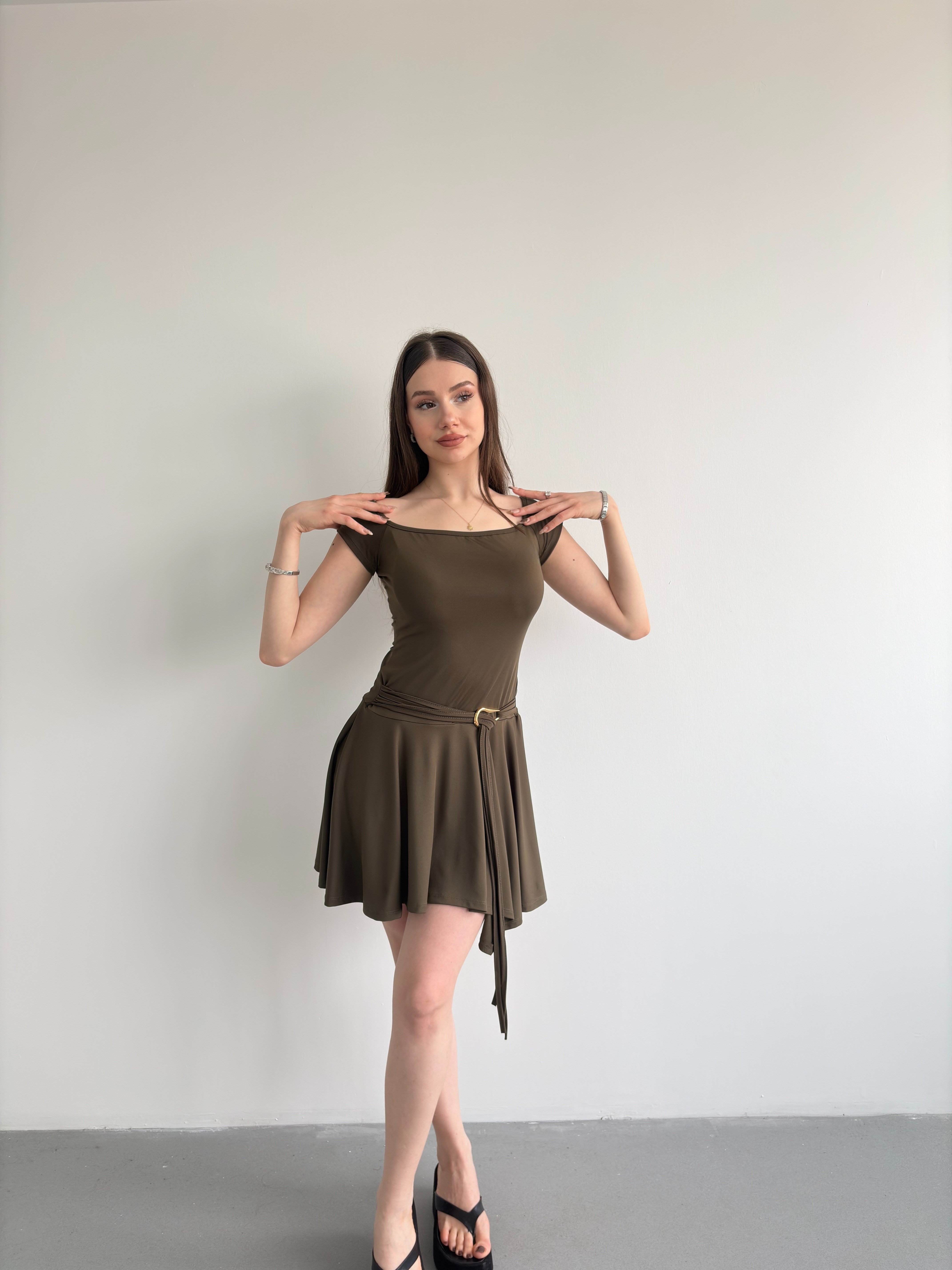 Bel Aksesuarlı Elbise