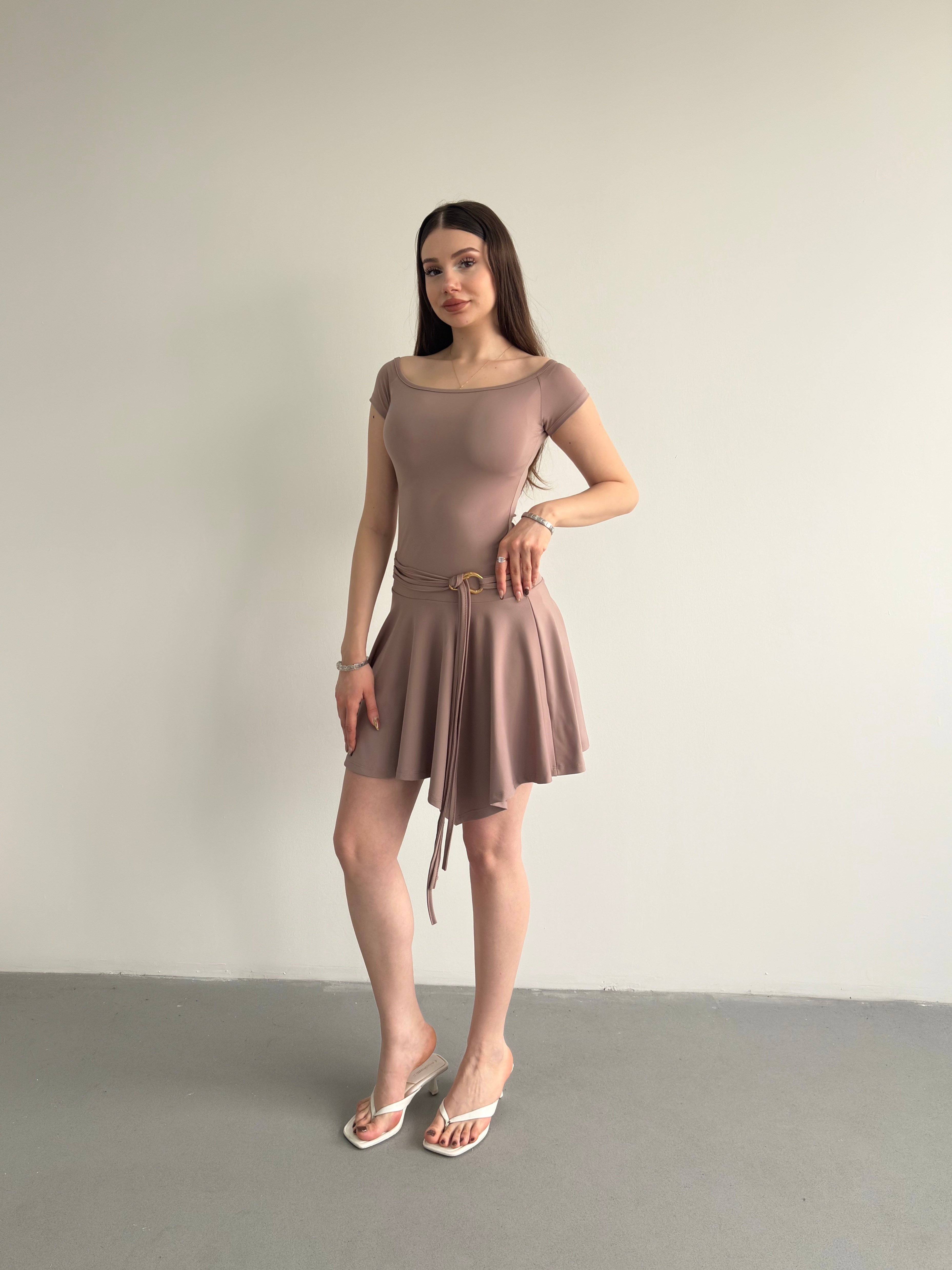 Bel Aksesuarlı Elbise