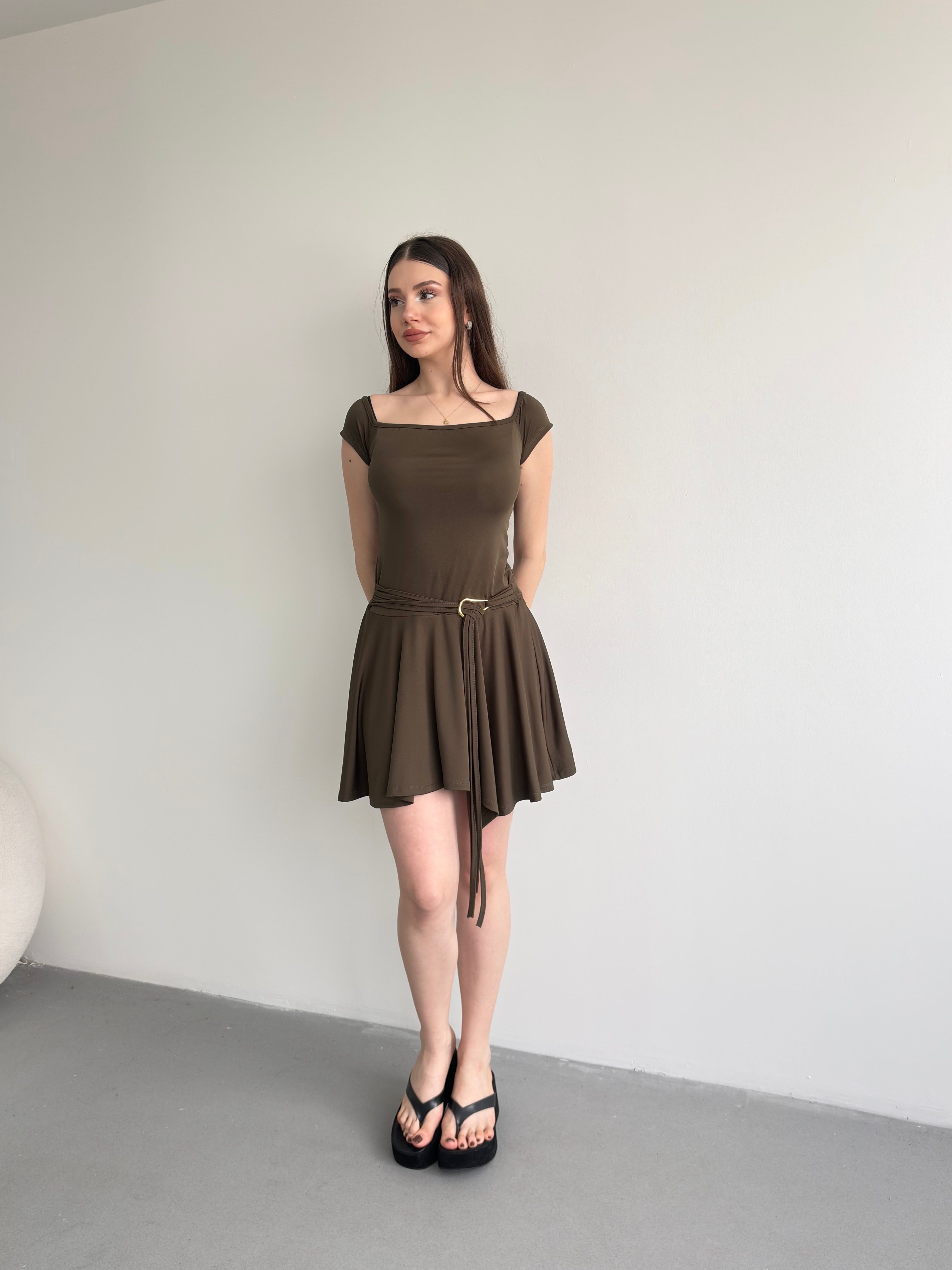 Bel Aksesuarlı Elbise