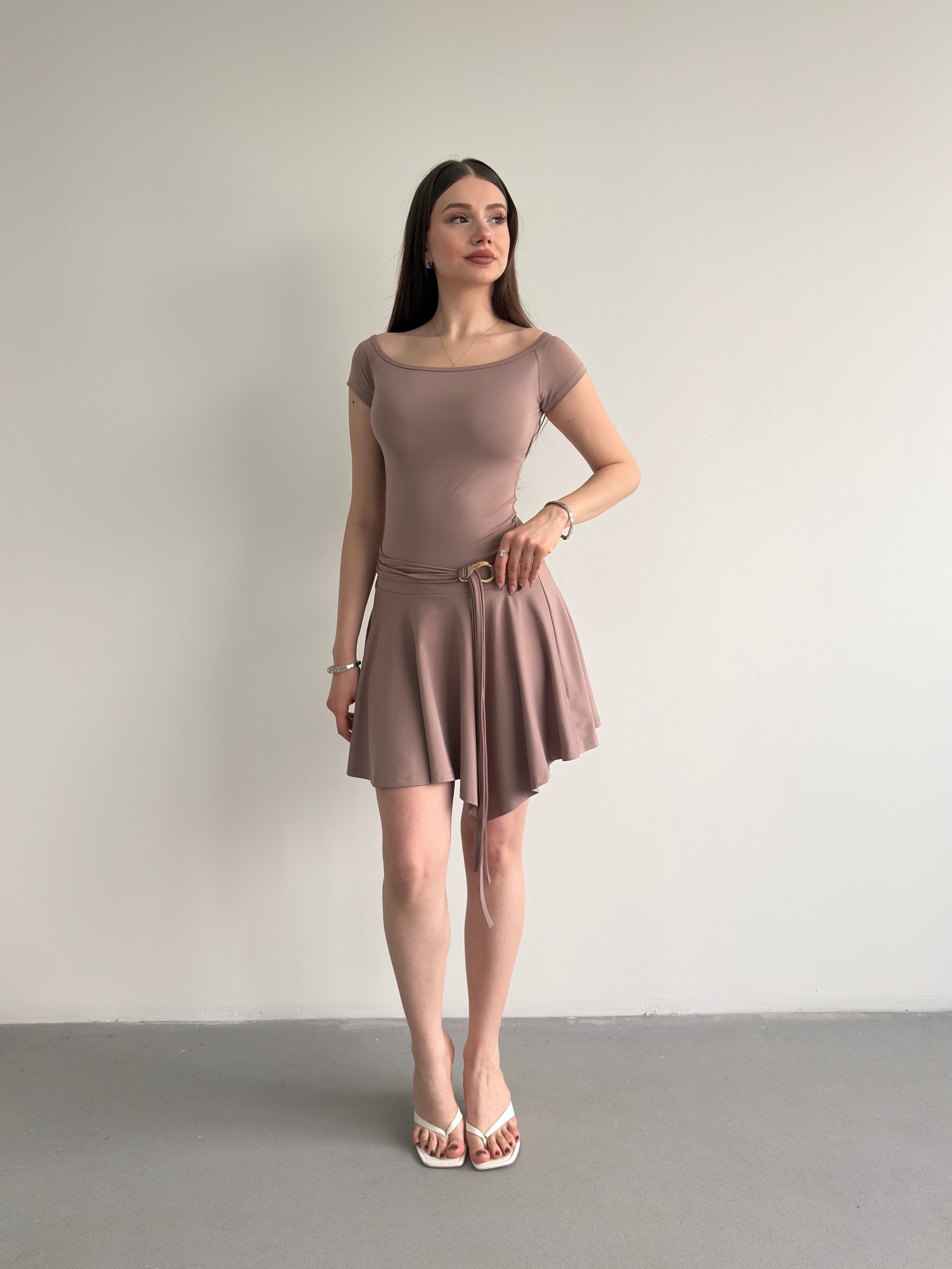 Bel Aksesuarlı Elbise