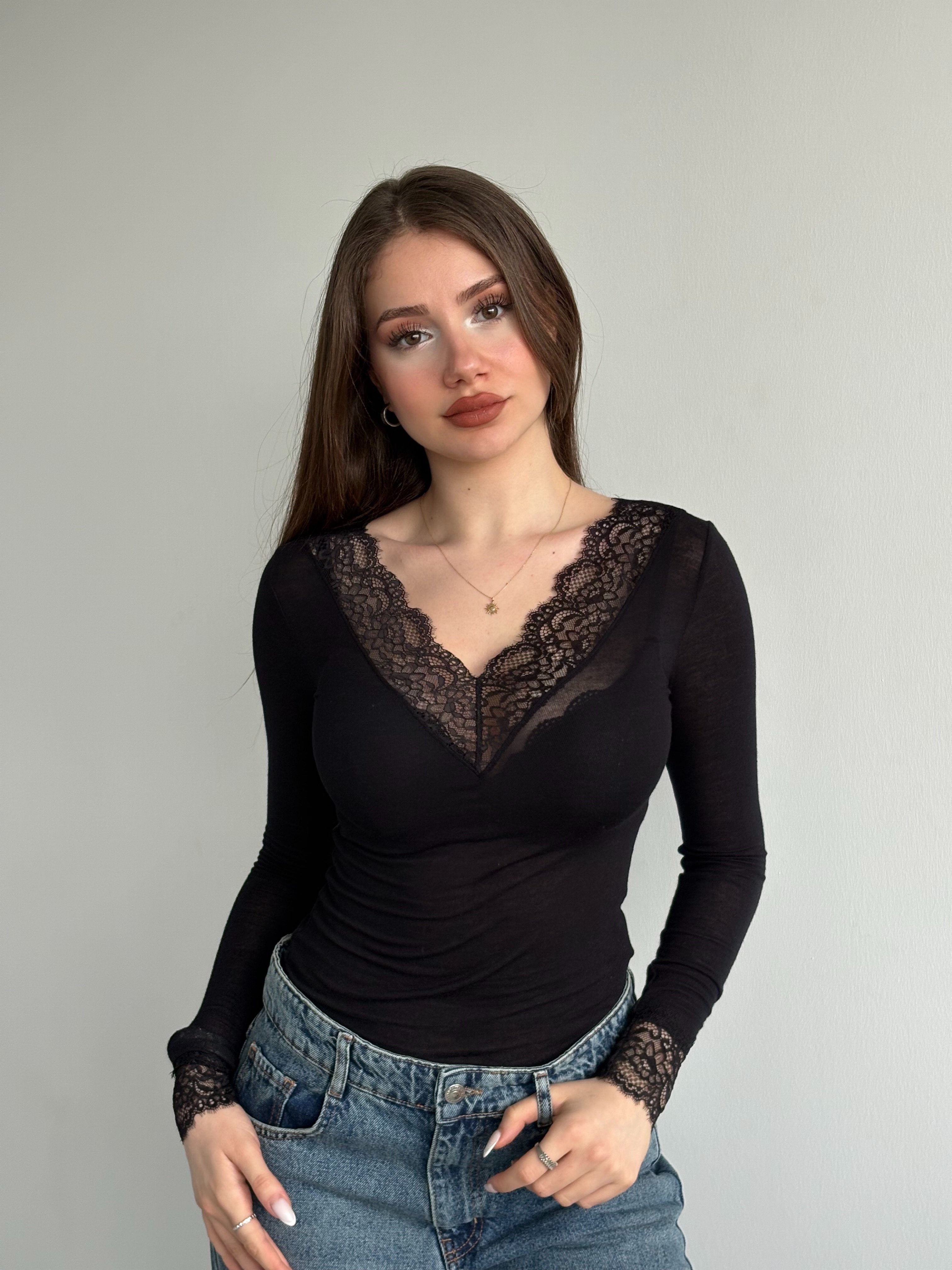 Dantel Yaka Siyah Bluz