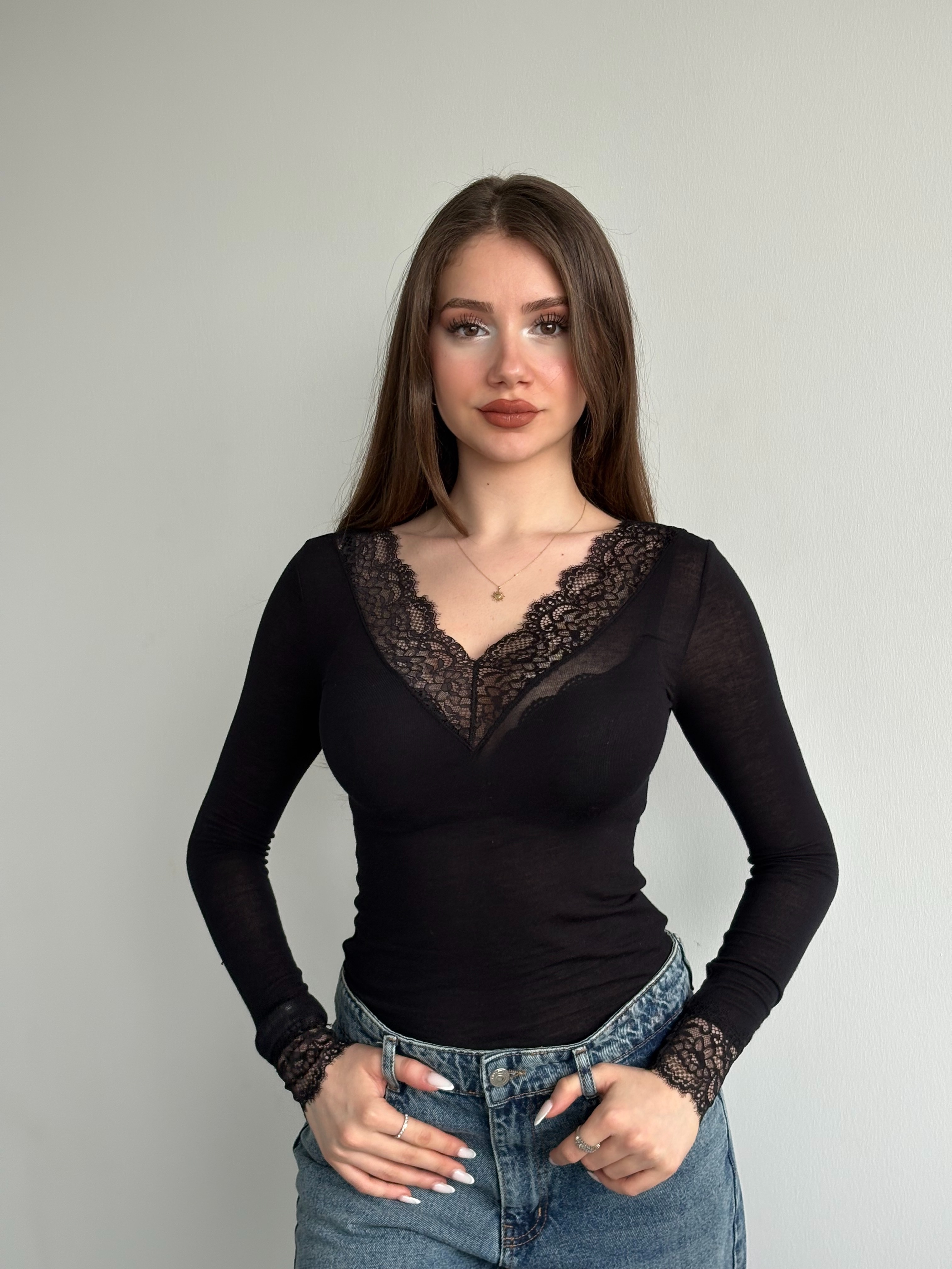 Dantel Yaka Siyah Bluz
