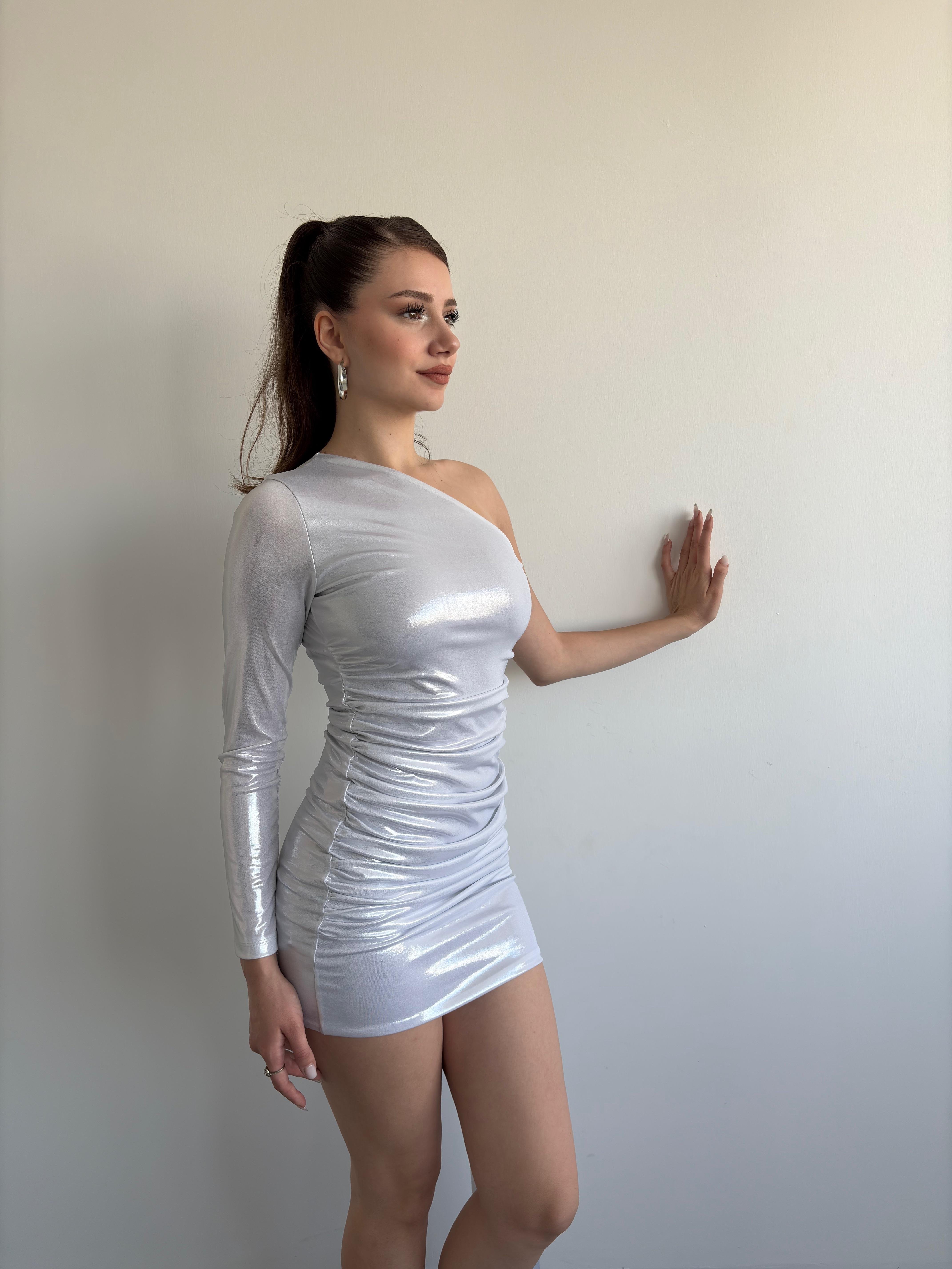 Kuşaklı Omuz Dekolteli 